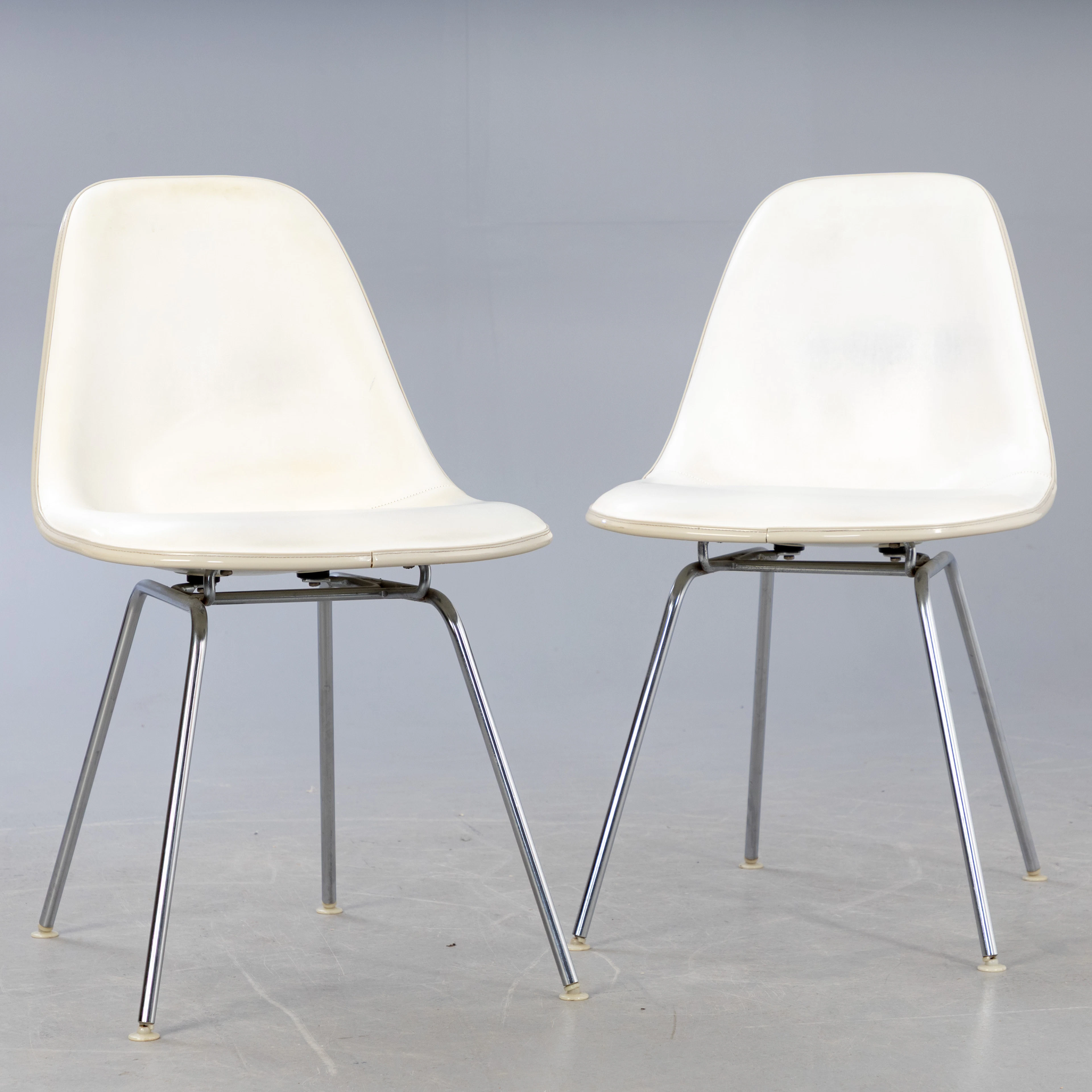 CHARLES & RAY EAMES. Herman Miller/Vitra, zwei Side Chairs in Fiberglas (2).