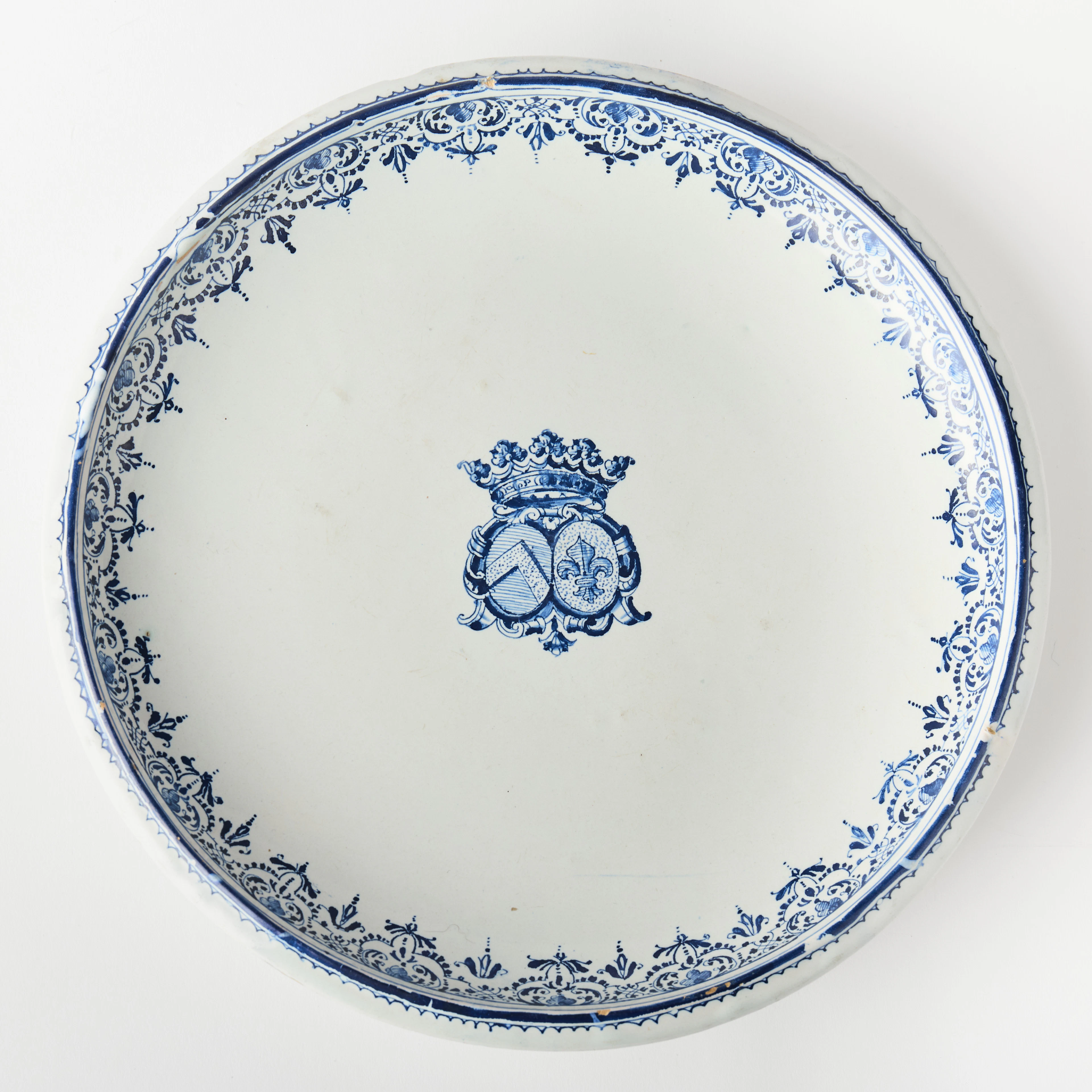 MOUSTIERS FAJANSFABRIK, tazza, omkring 1710-1715, med alliansvapen