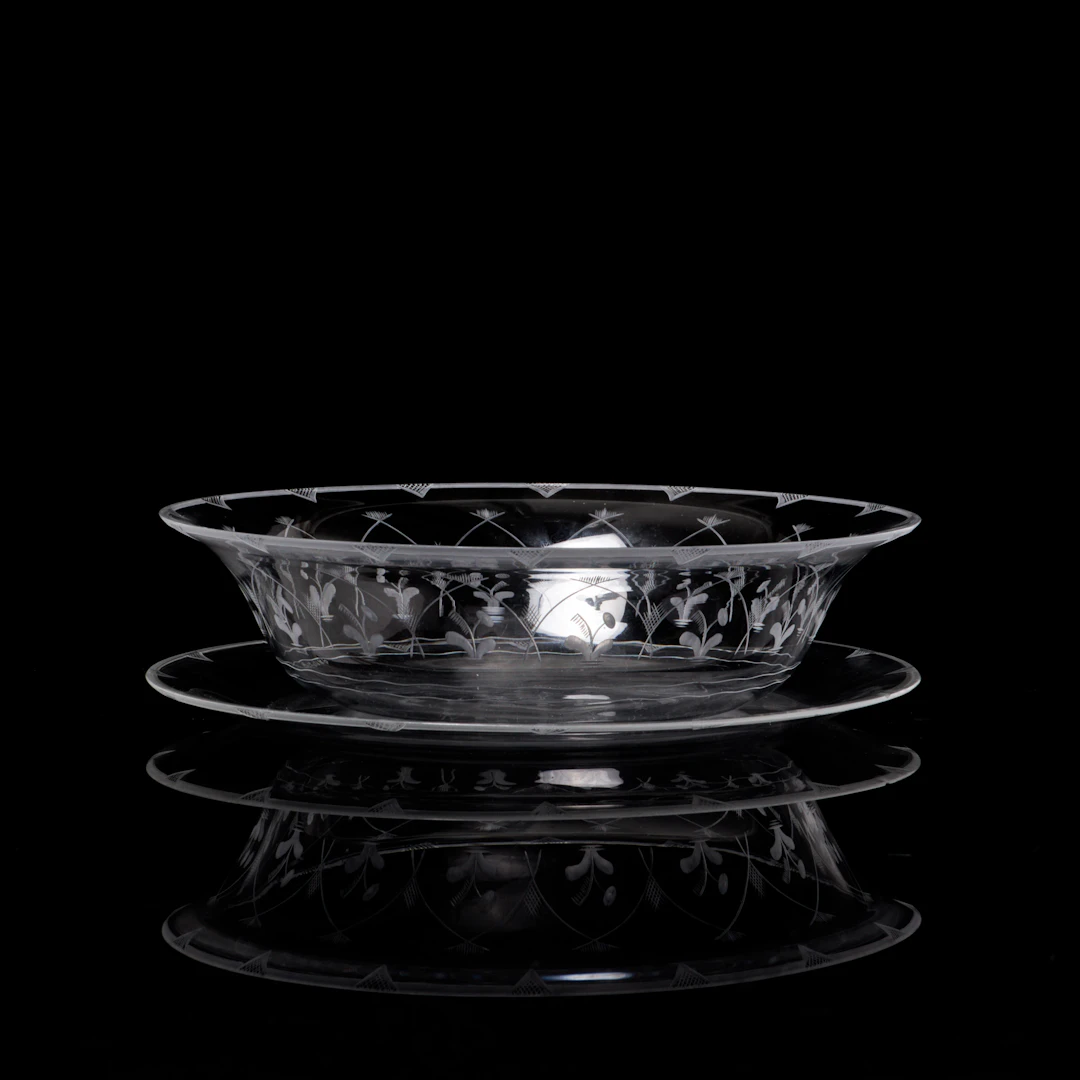 EDWARD HALD. Skål på fat, 2 dlr, glas, slipad dekor, signerad, Orrefors.