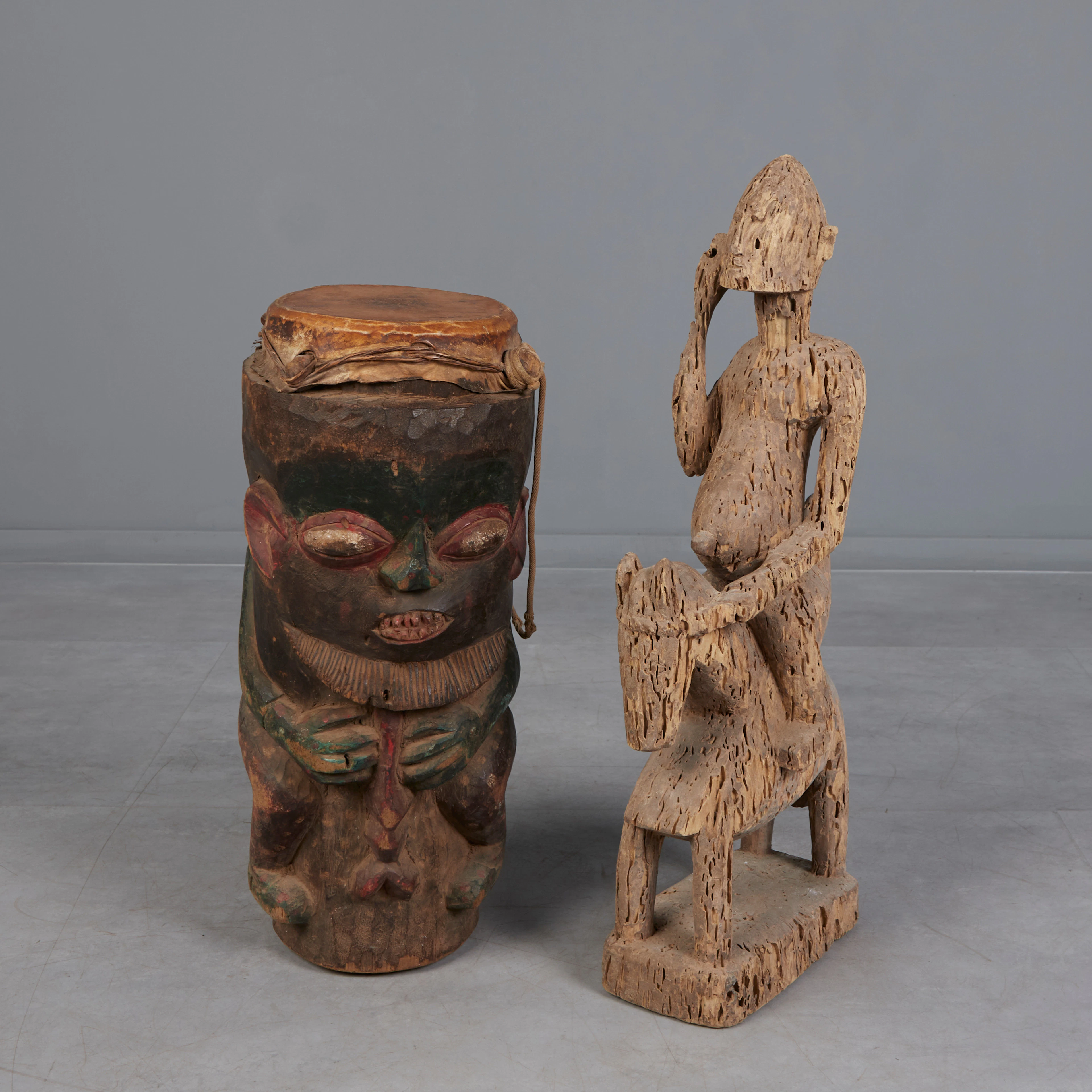 Konvolut Afrikanische Figure / Skulptur und eine Trommel, Holz (2).