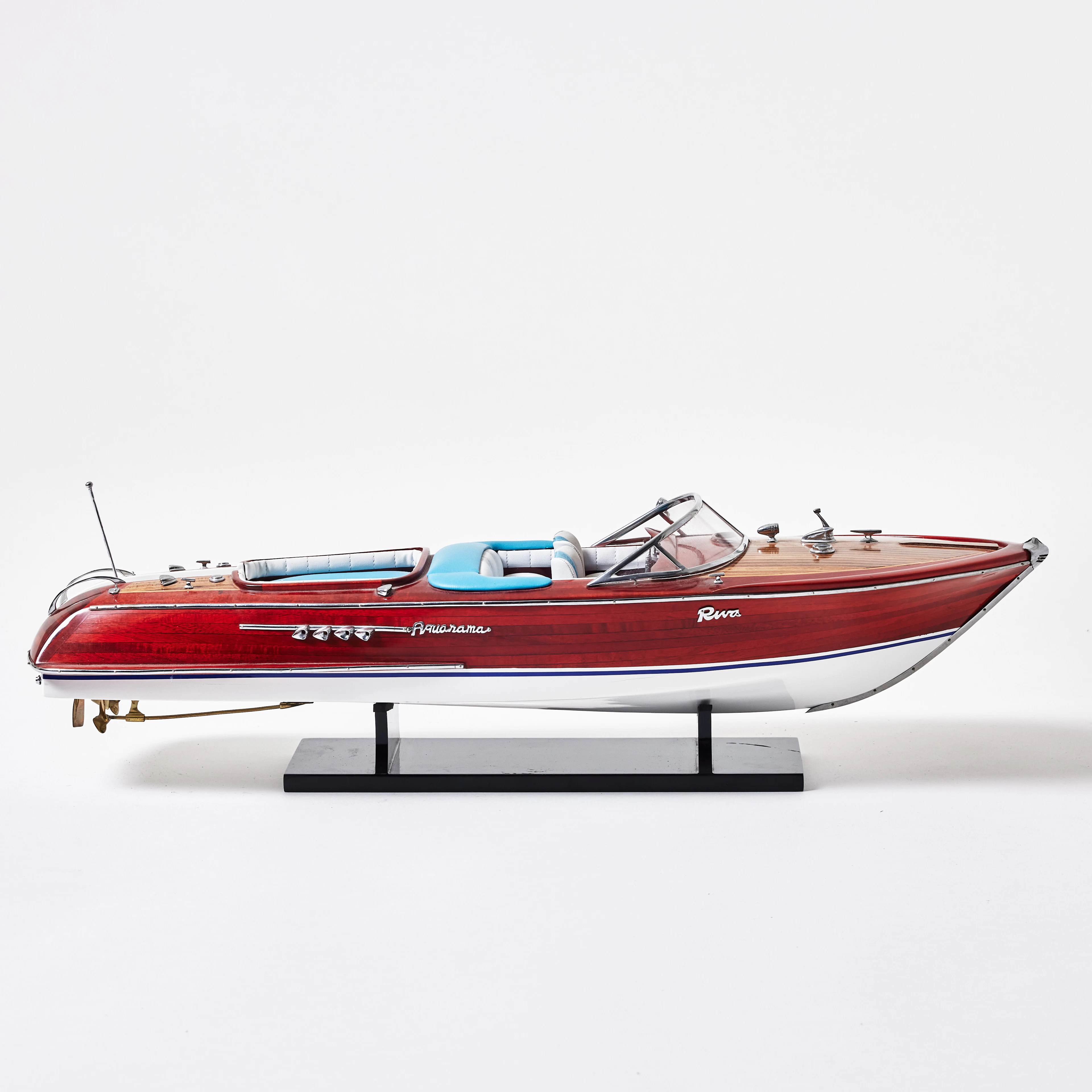 BÅTMODELL, "Aquarama", Riva, fanerad i mahogny, klädsel i galon.