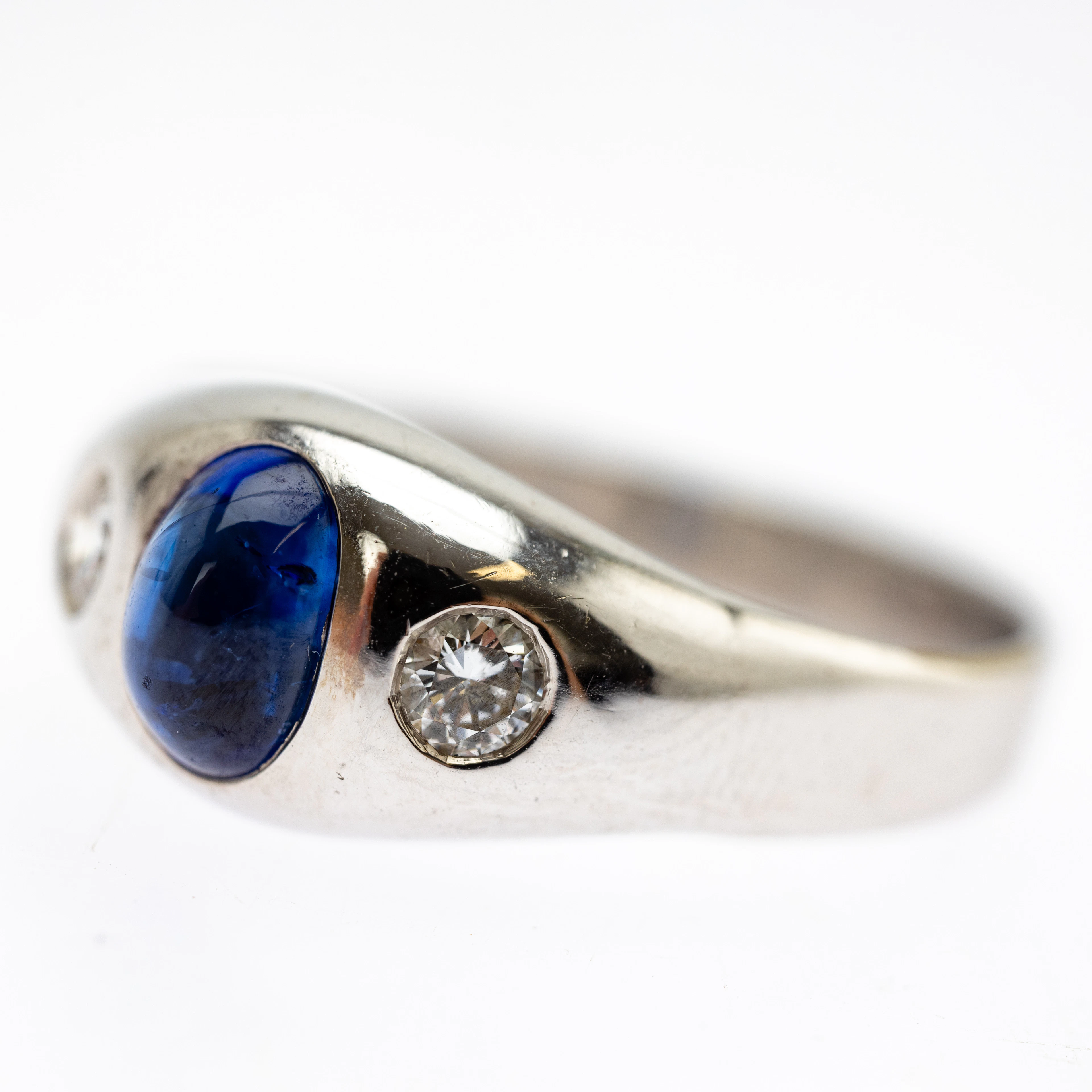Ring mit Saphir und 2 Diamanten.