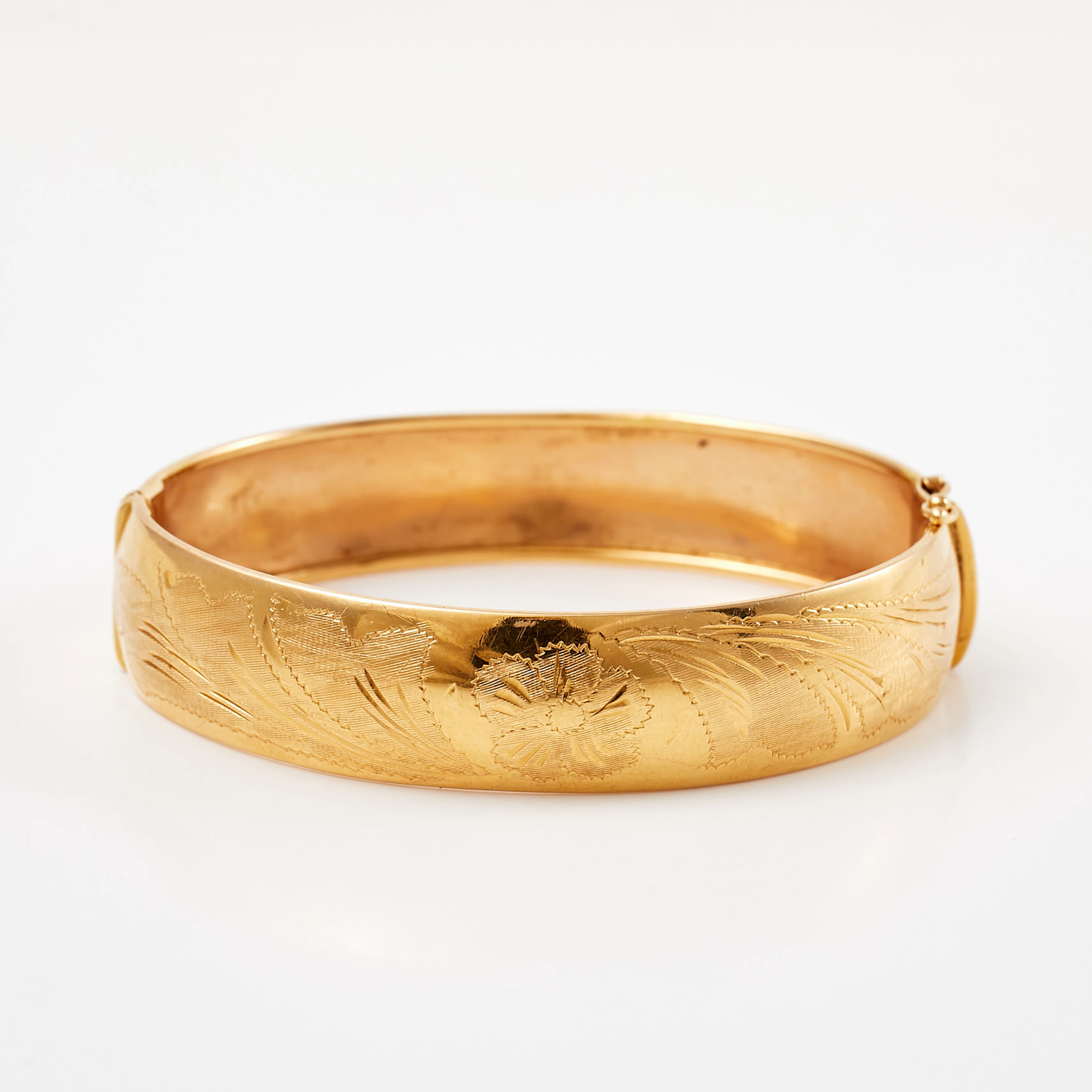 ARMRING, 18 k guld, öppningsbar, ciselerad floral dekor, 1900-tal.