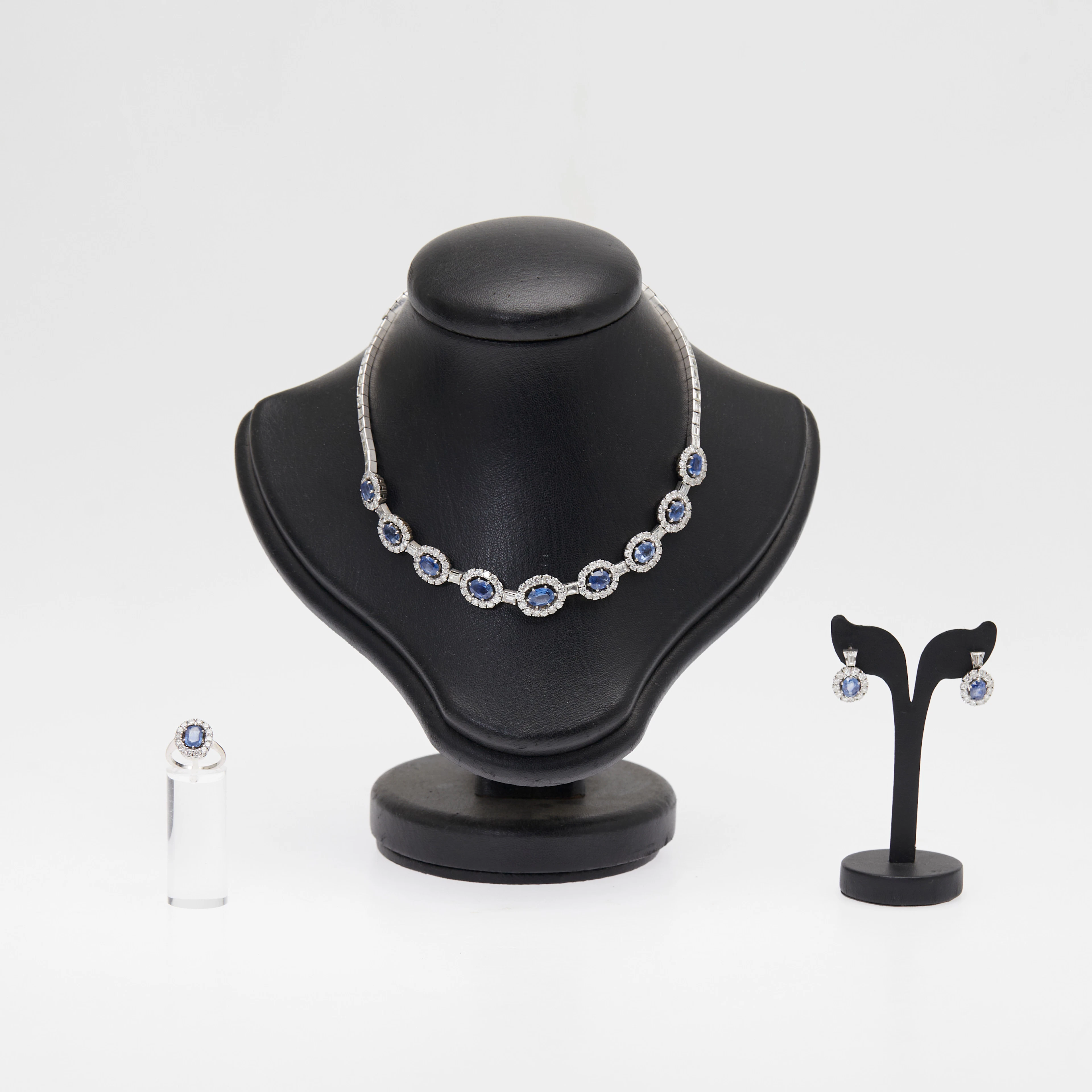 DREI-TEILIGES SCHMUCKSET, 750er Weißgold, Saphire, Diamanten.