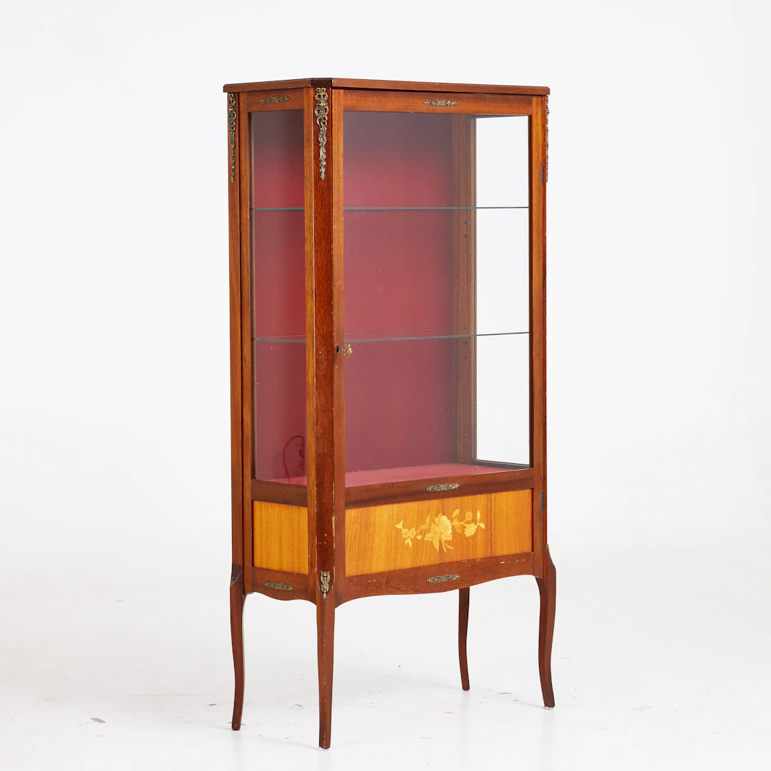 VITRINSKÅP, Louis XVI-stil, mahognyfanér, hyllplan i glas.