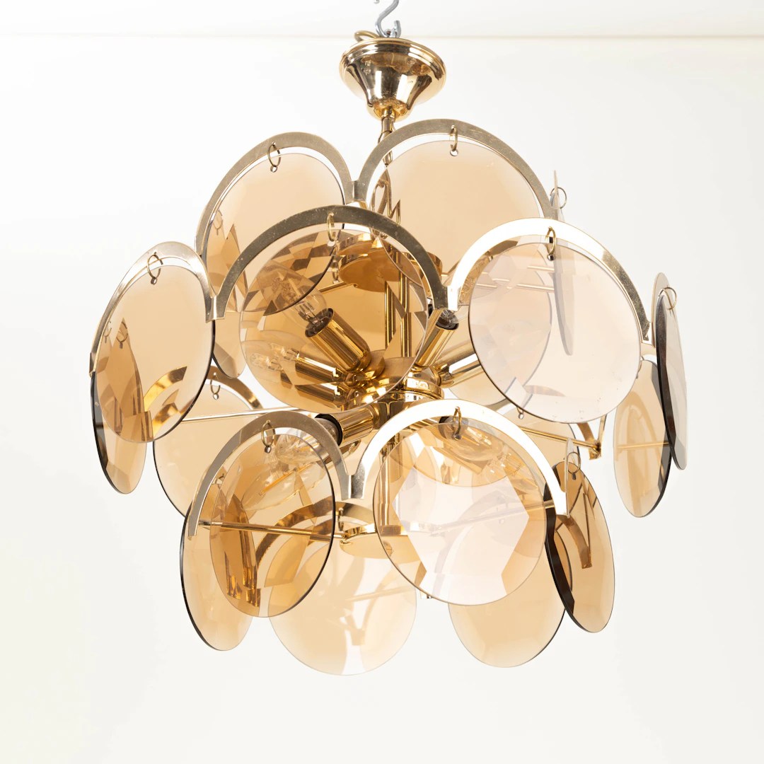 Kronleuchter / Deckenlampe mit Glasscheiben und Messinggestell, 1970er Jahre.