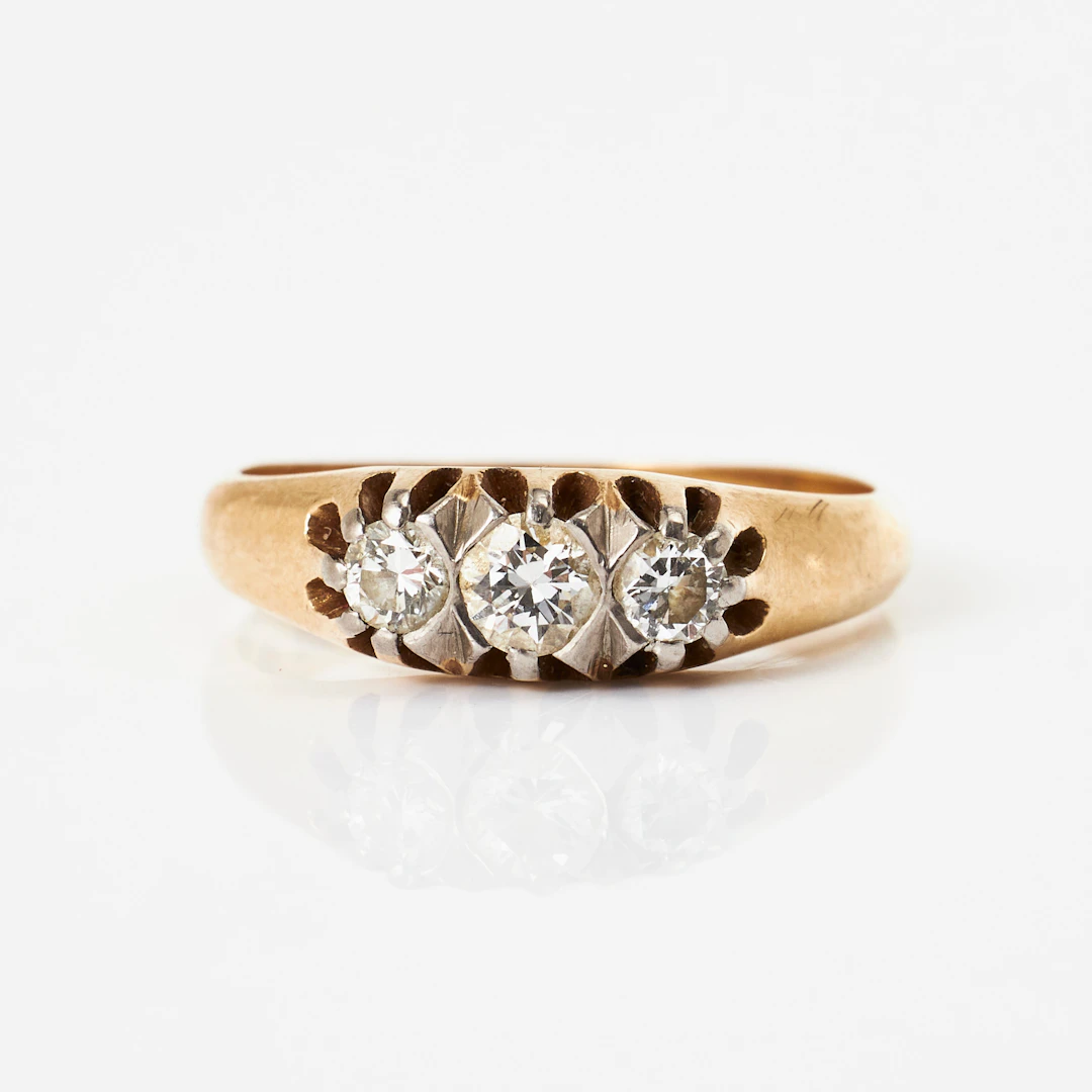 RING, 18 k guld, dekor med 3 briljanter totalt ca 0,40 ct, Juvelerare