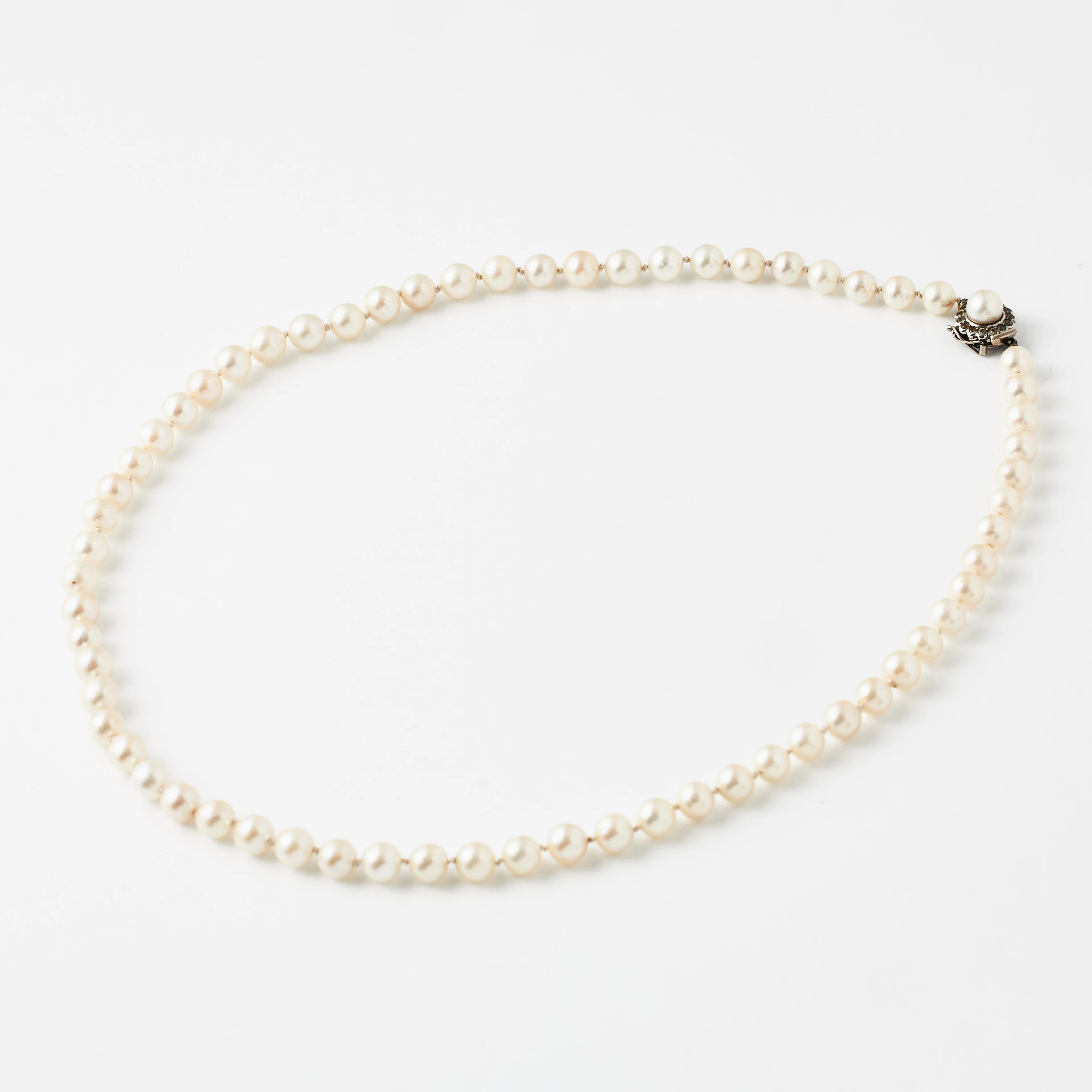COLLIER, odlade saltvattenpärlor, lås, 18K vitguld med odlad pärla