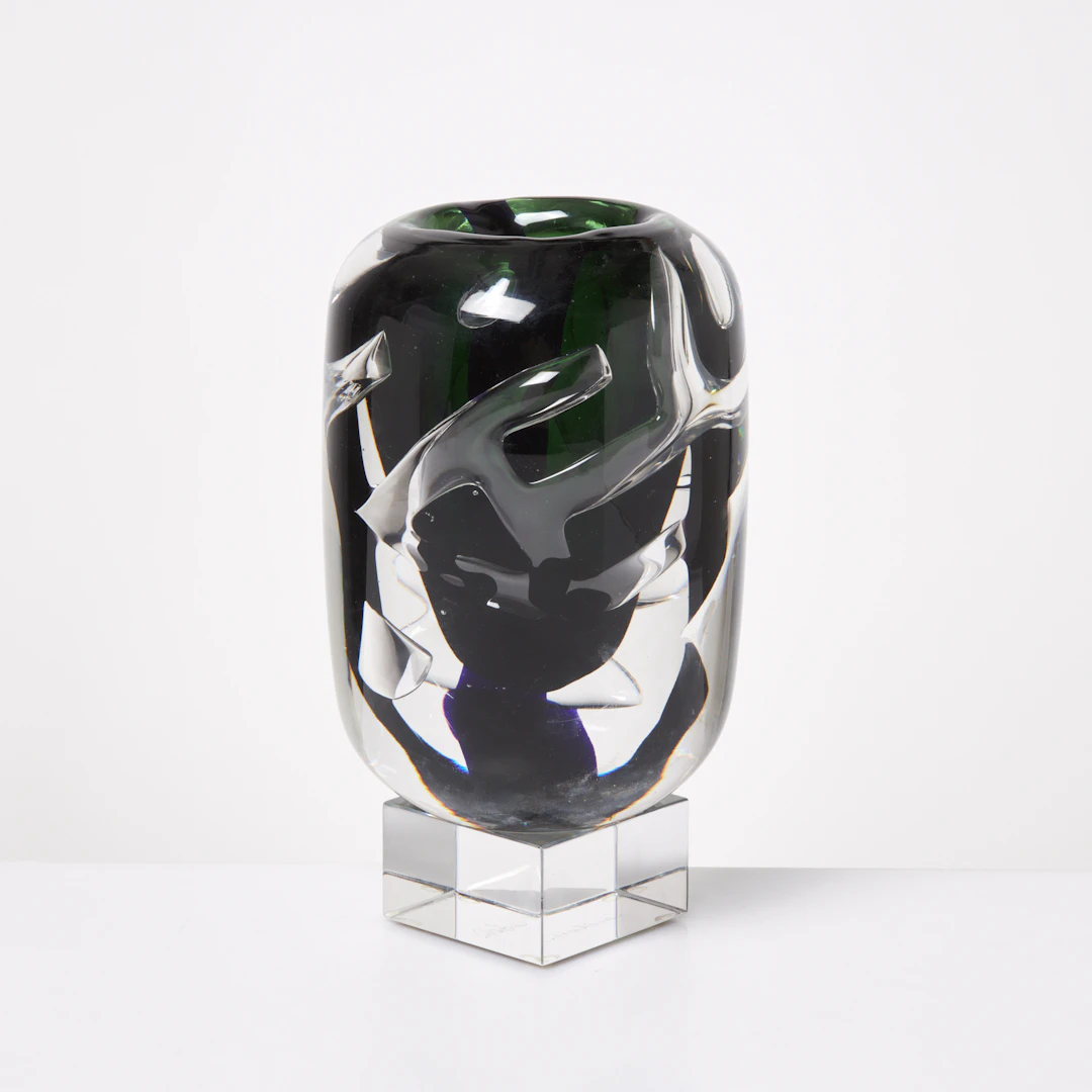 LARS HELLSTEN. Vas, Orrefors, ariel, mörkgrönt underfångsglas, signerad