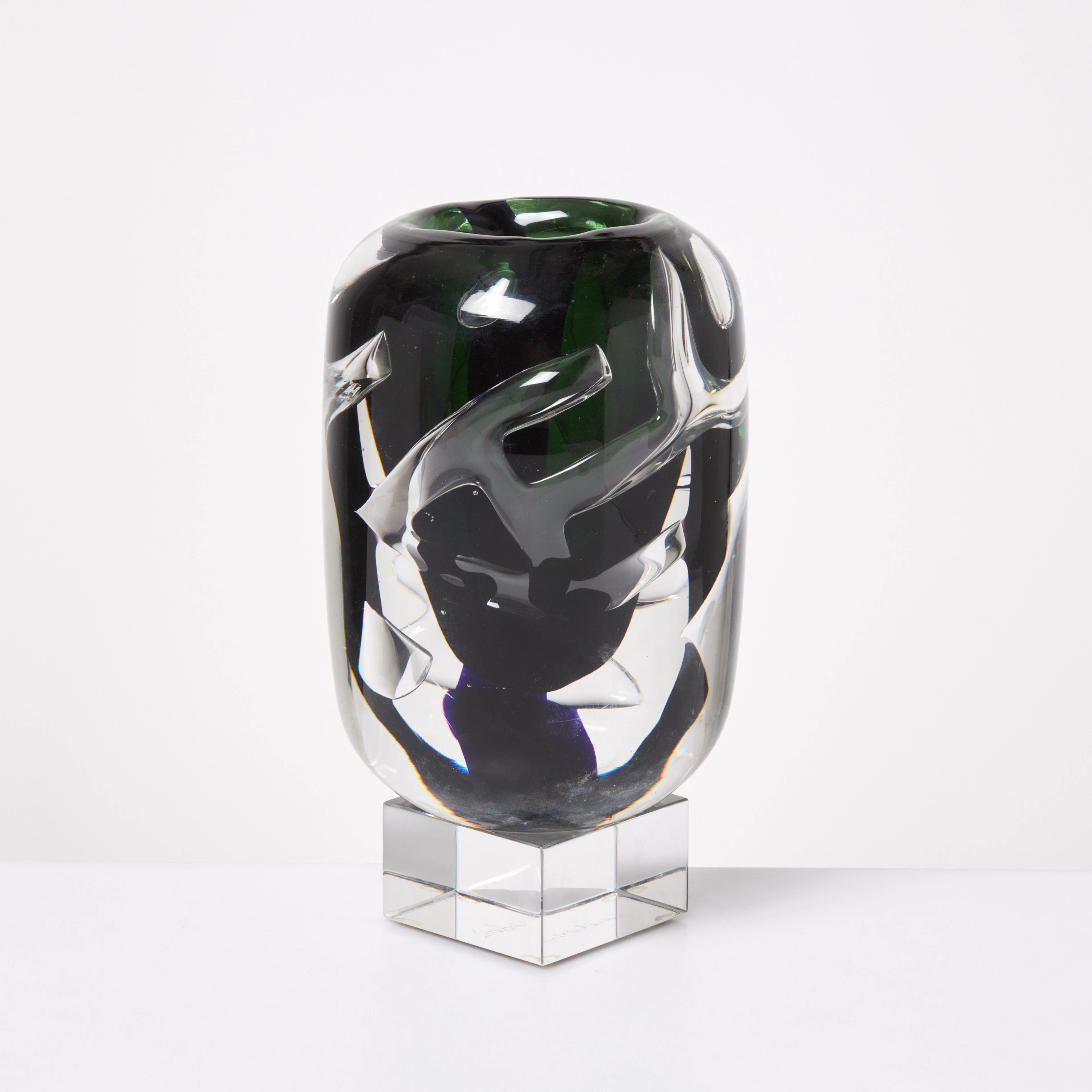 LARS HELLSTEN. Vas, Orrefors, ariel, mörkgrönt underfångsglas, signerad