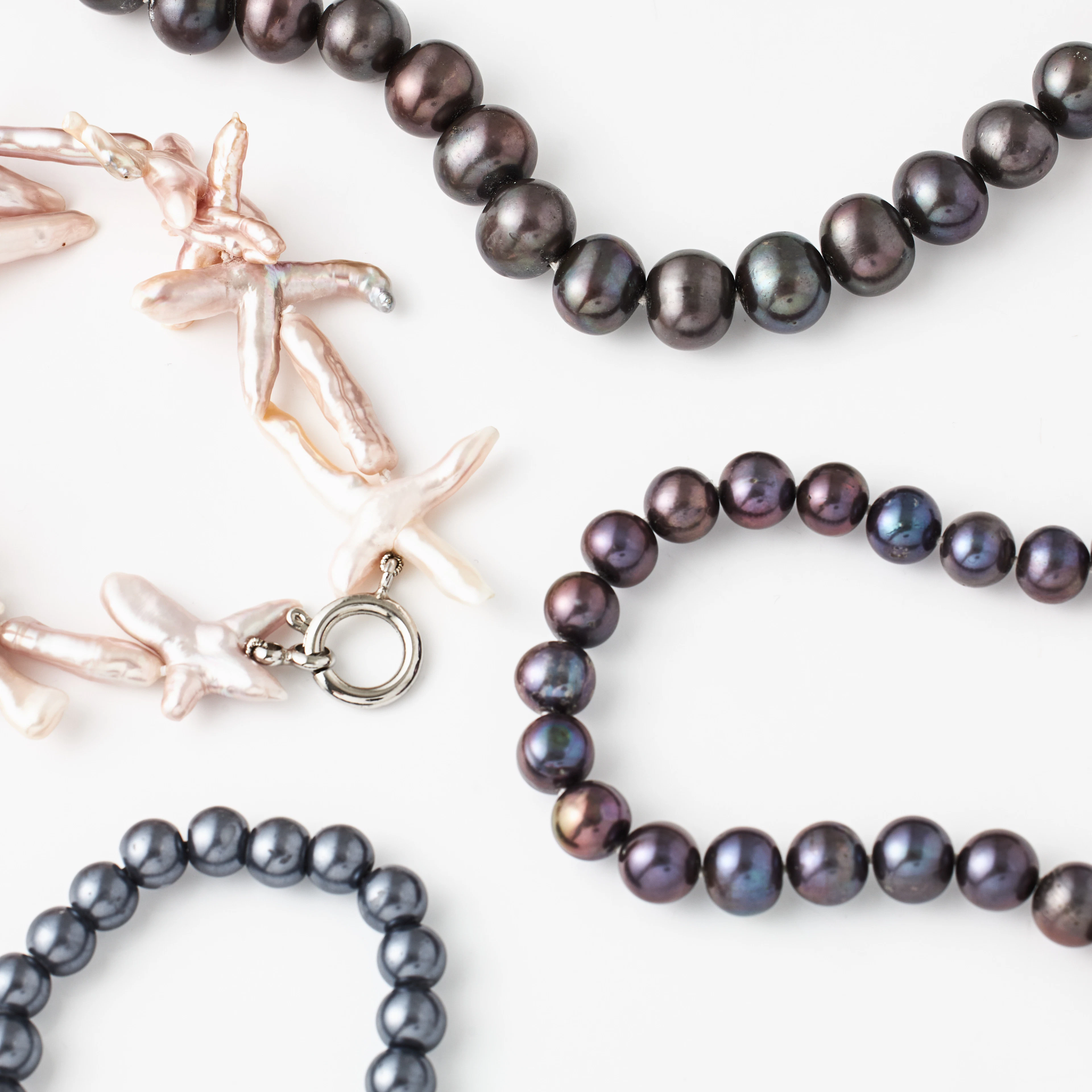 COLLIER, 2 st., odlade infärgade svart/auberginefärgade sötvattenspärlor