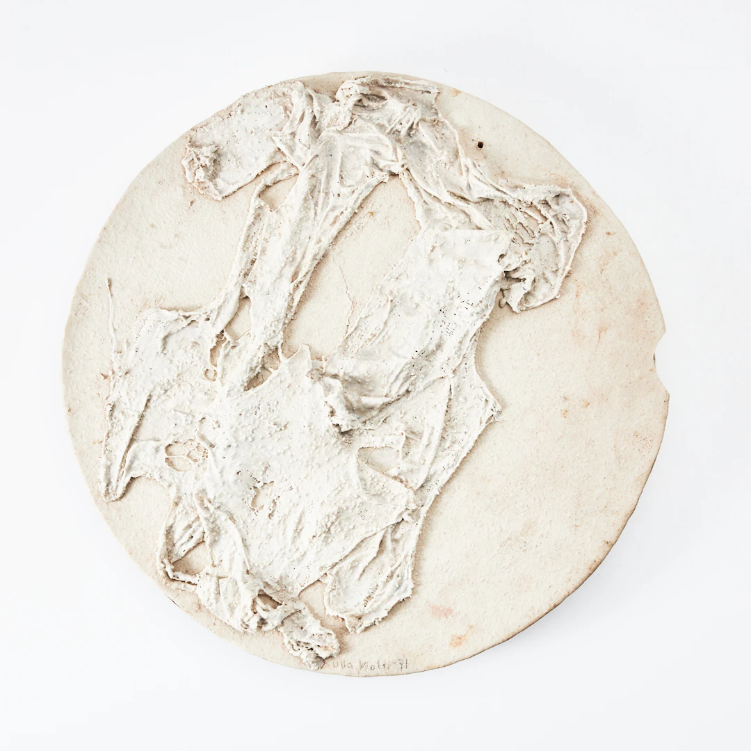 ULLA VIOTTI (1933-2025). Väggrelief, oval, glaserat stengods, egen