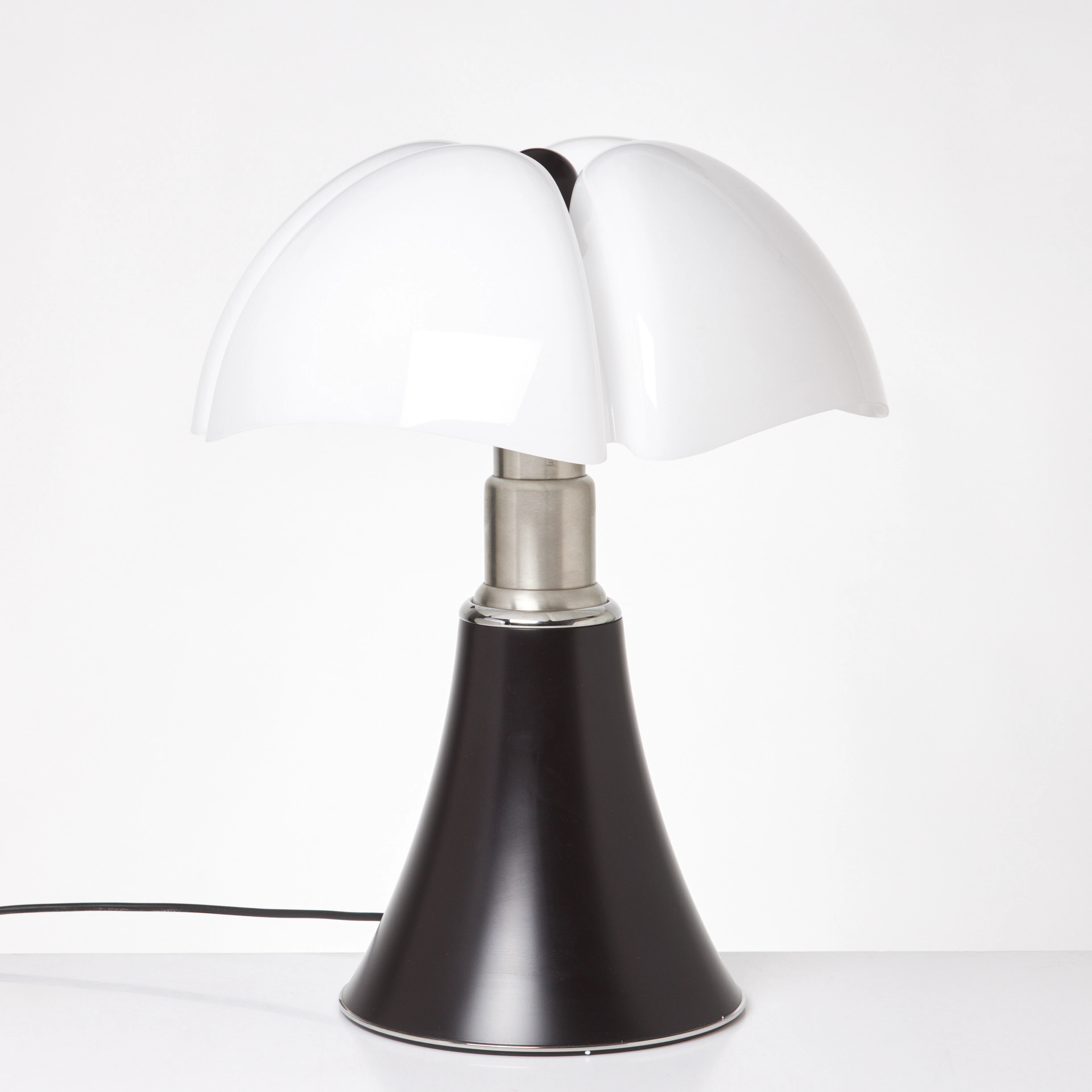 GAE AULENTI. Bordslampa, "Pipistrello", svartlackerad aluminium, undertill