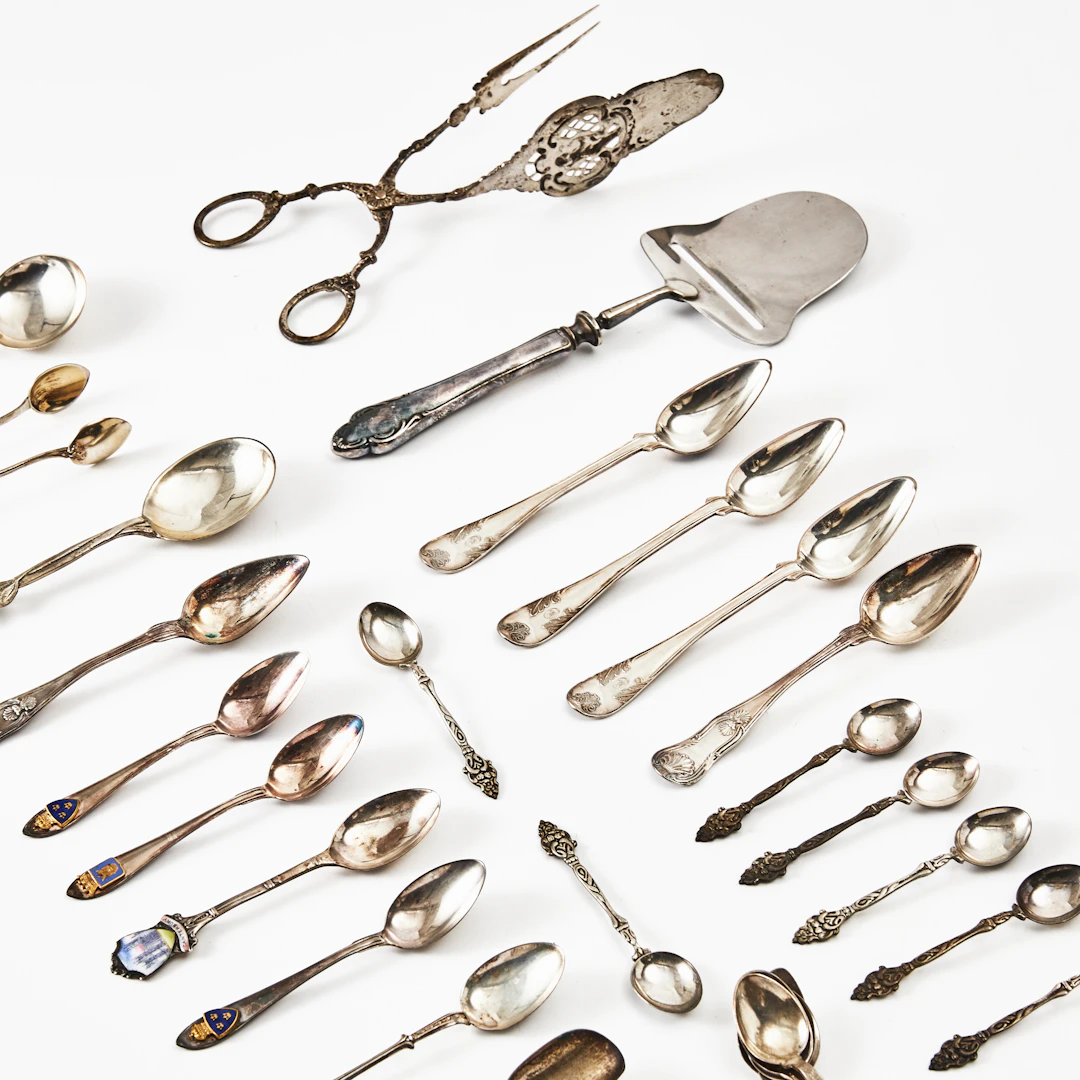 SERVERINGSBESTICK & SKEDAR, 42 dlr., silver, 18/1900-tal, mestadels Sverige.