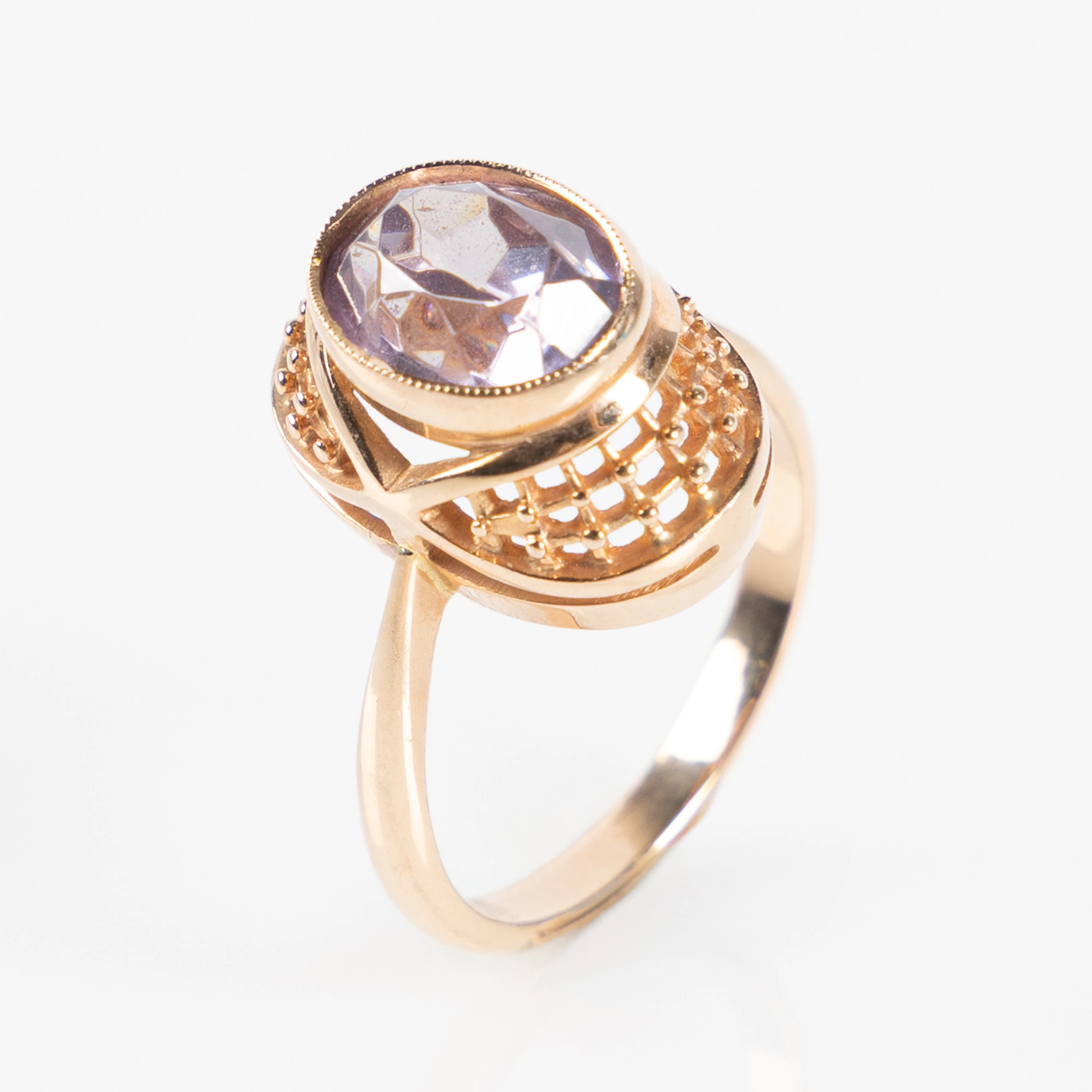 RING, 14K guld med fasettslipad syntetisk rosa spinel, troligtvis