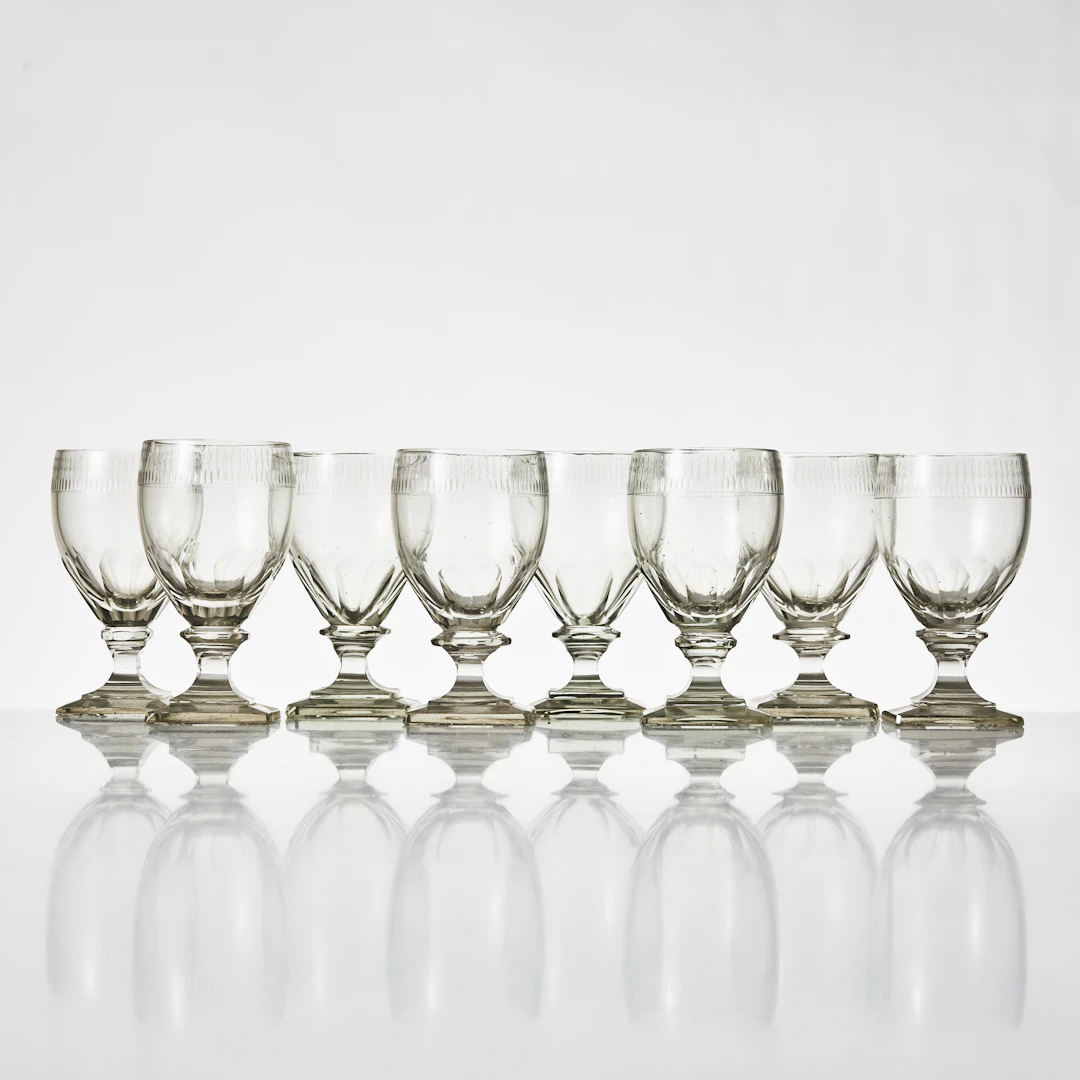 VINGLAS, 8 stycken, senempire, 1800-talets mitt. Slipad dekor.