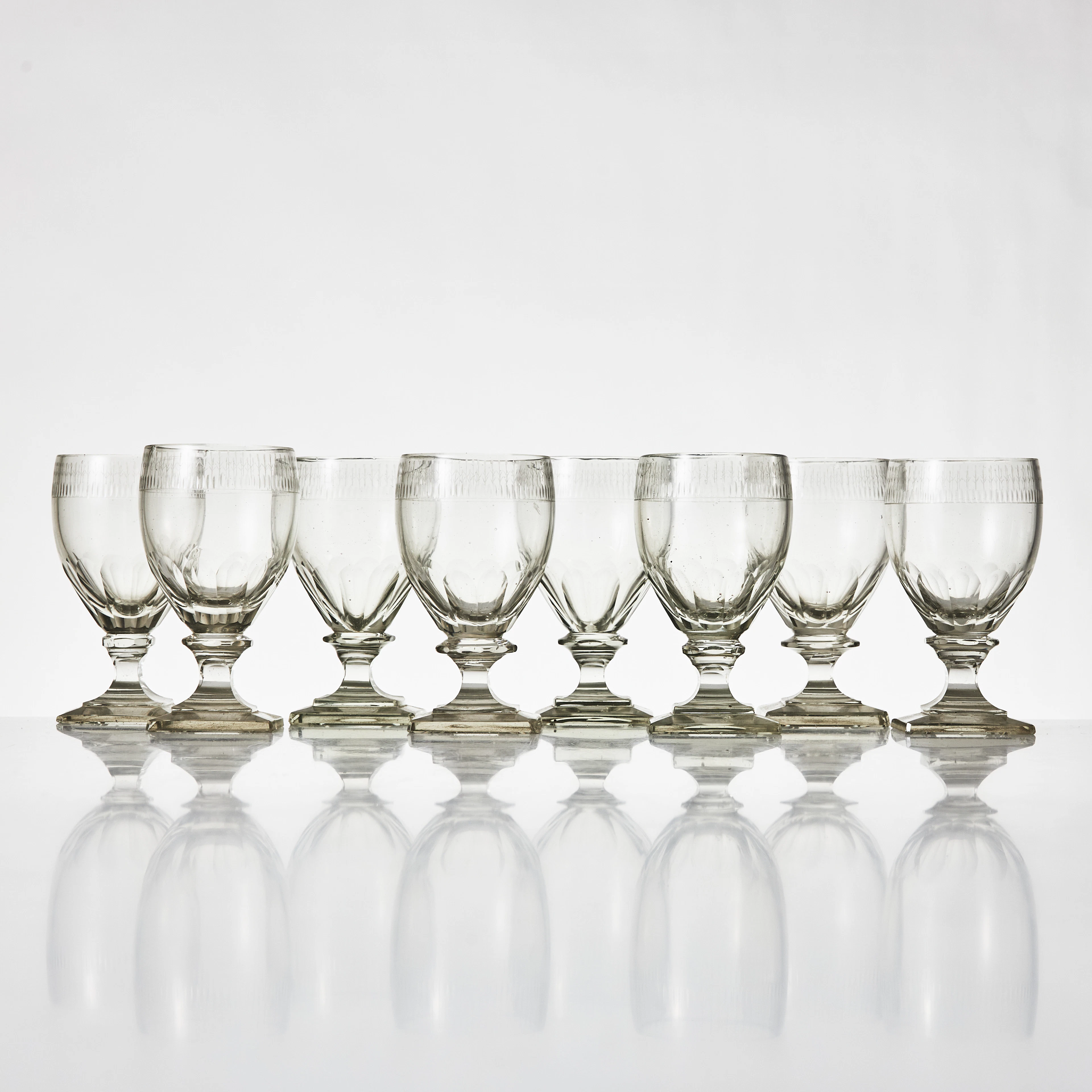VINGLAS, 8 stycken, senempire, 1800-talets mitt. Slipad dekor.