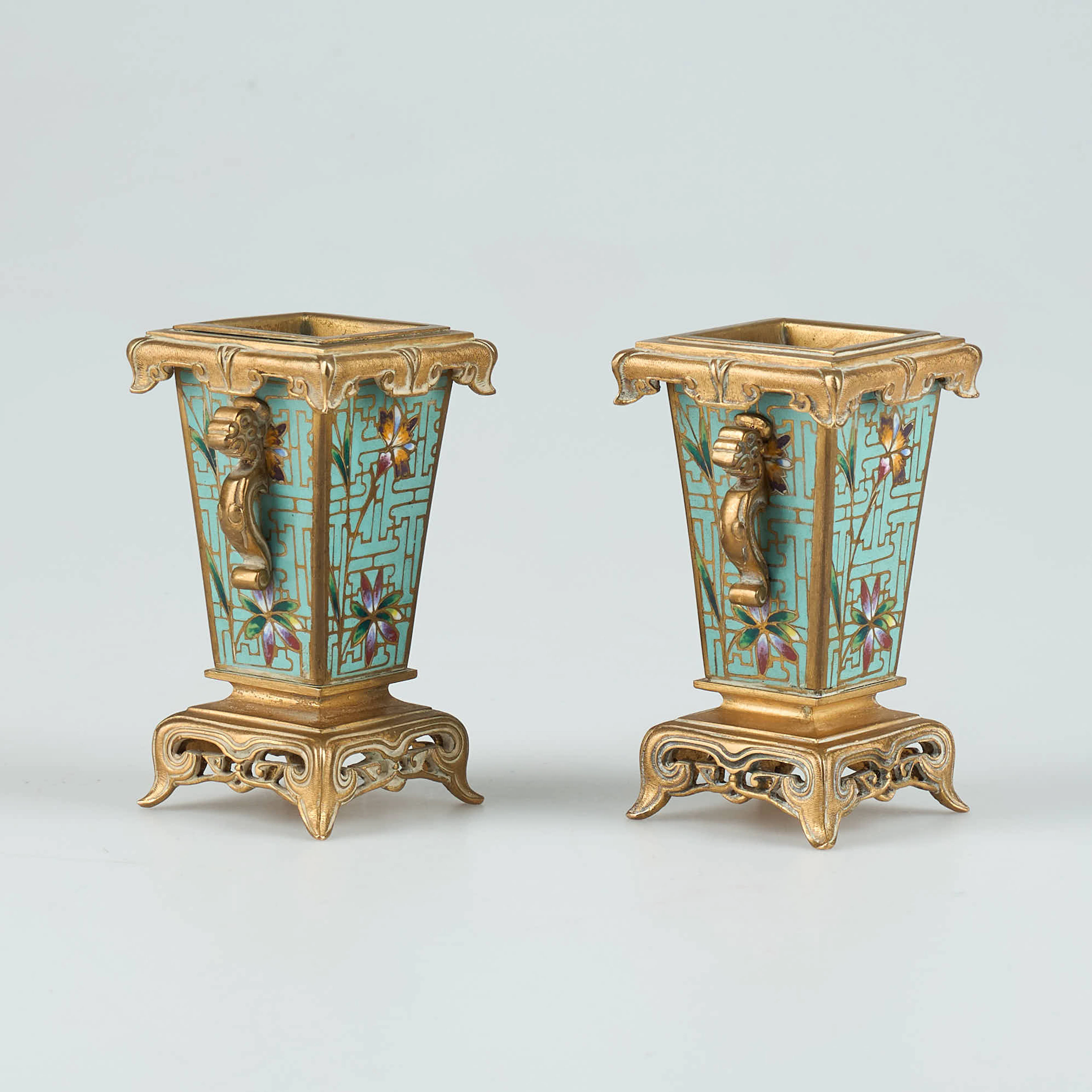 VASER, ETT PAR. Cloisonne, sannoligt Frankrike sent 1800-tal.
