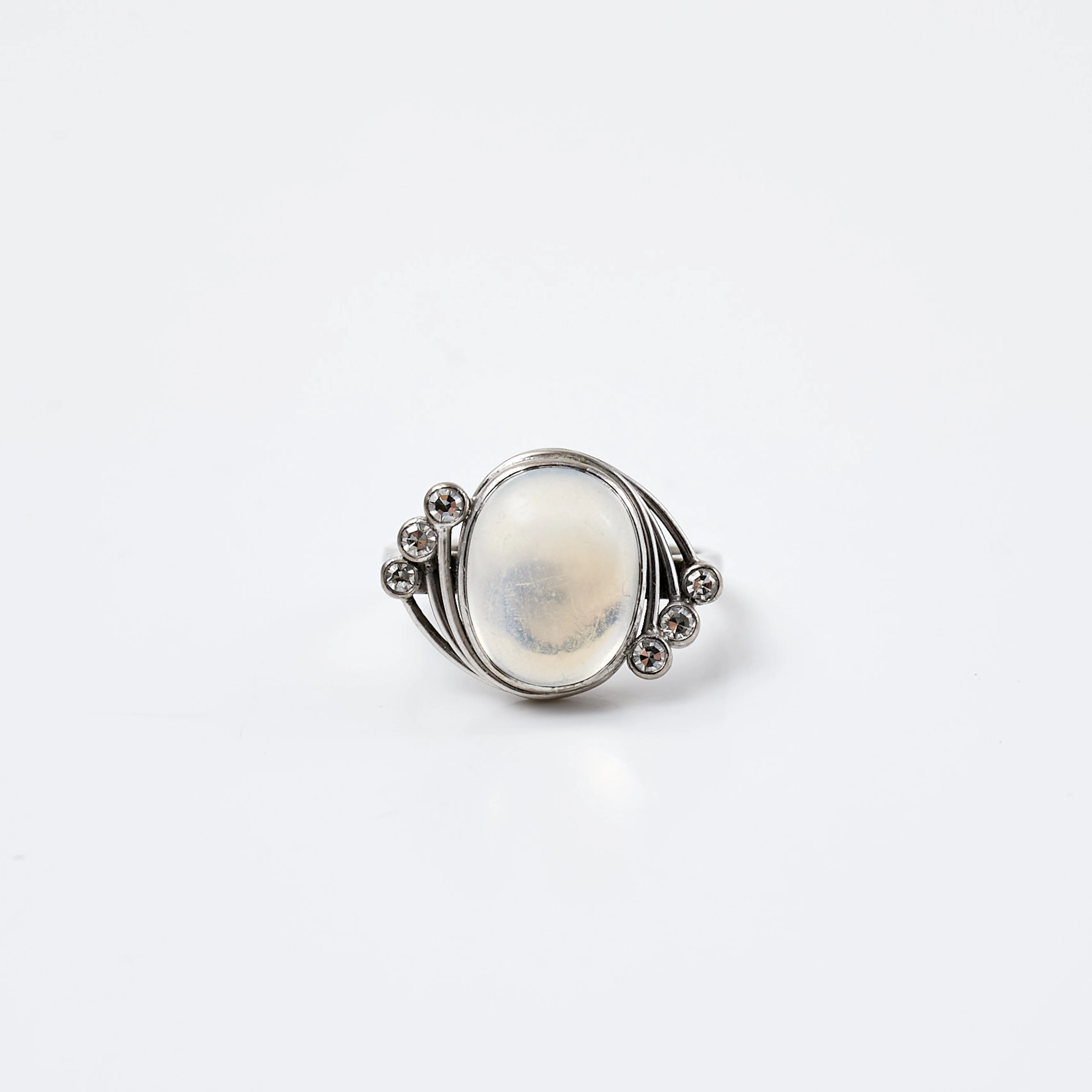 RING, 18 k vitguld, 1 cabochonslipad månsten, 6 åttkantslipade diamanter