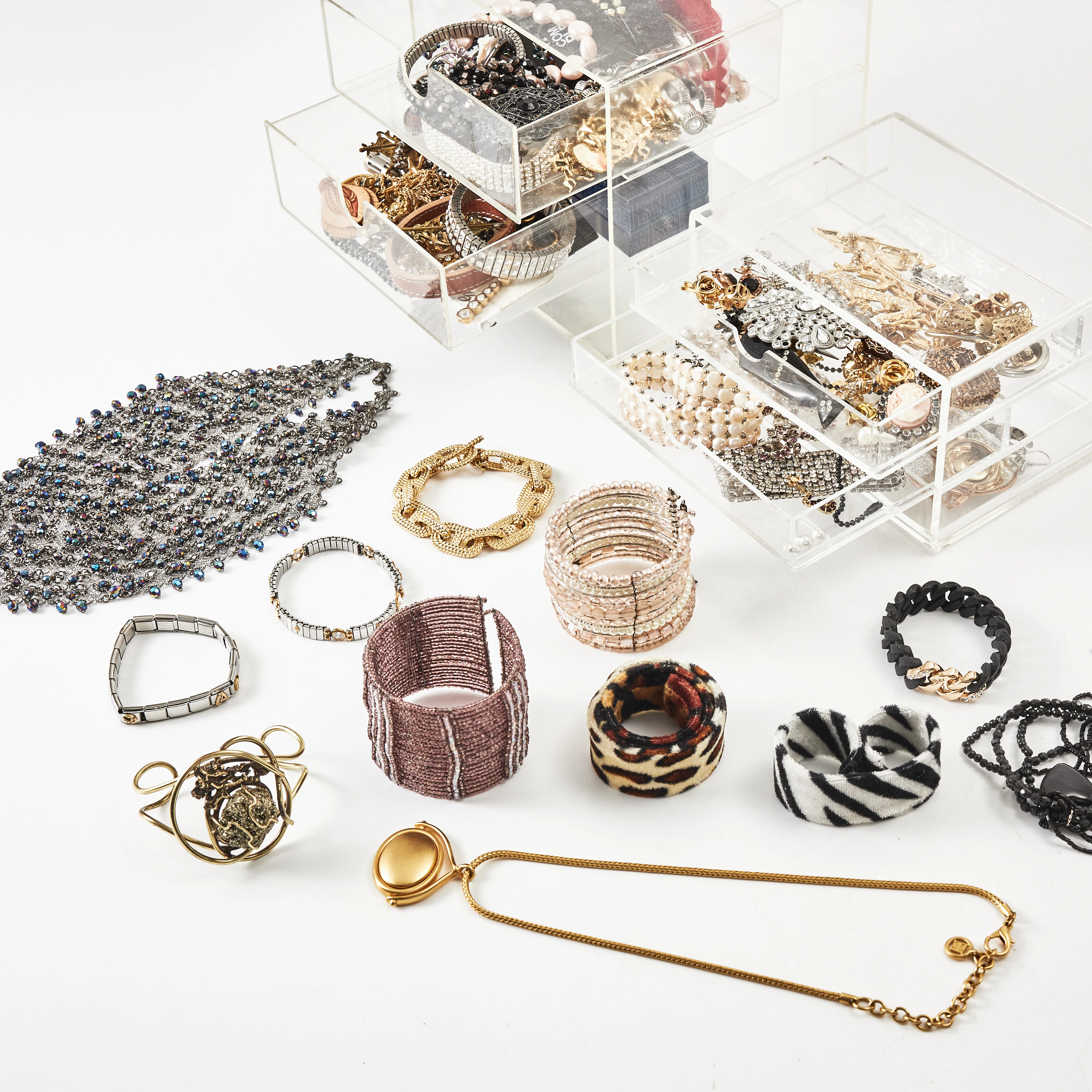 BIJOUTERIER, halsband, broscher, armband, örhängen, ringar, en ring