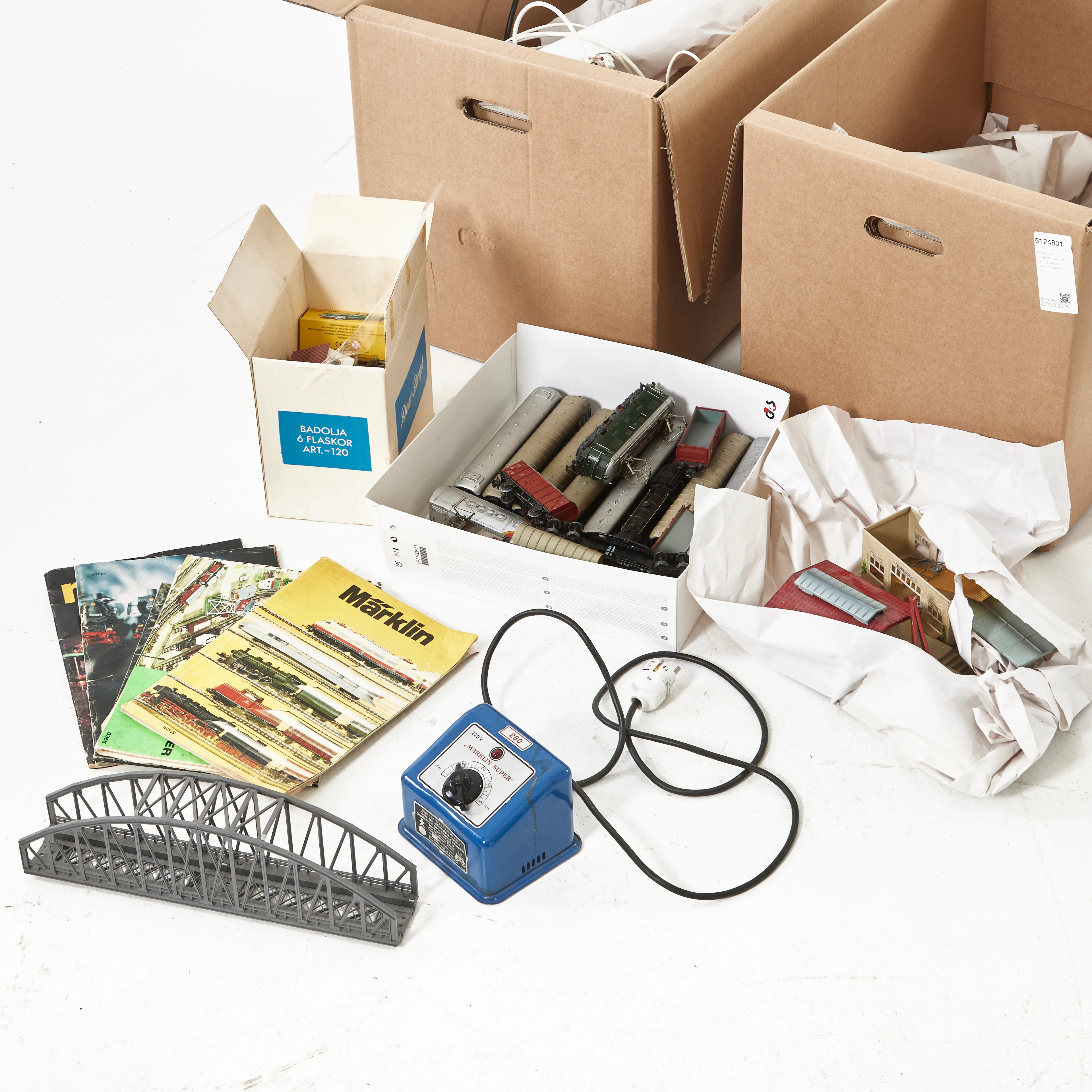 MÄRKLIN, modelljärnväg, 6 lok, 12 vagnar, räls och tillbehör, H0.
