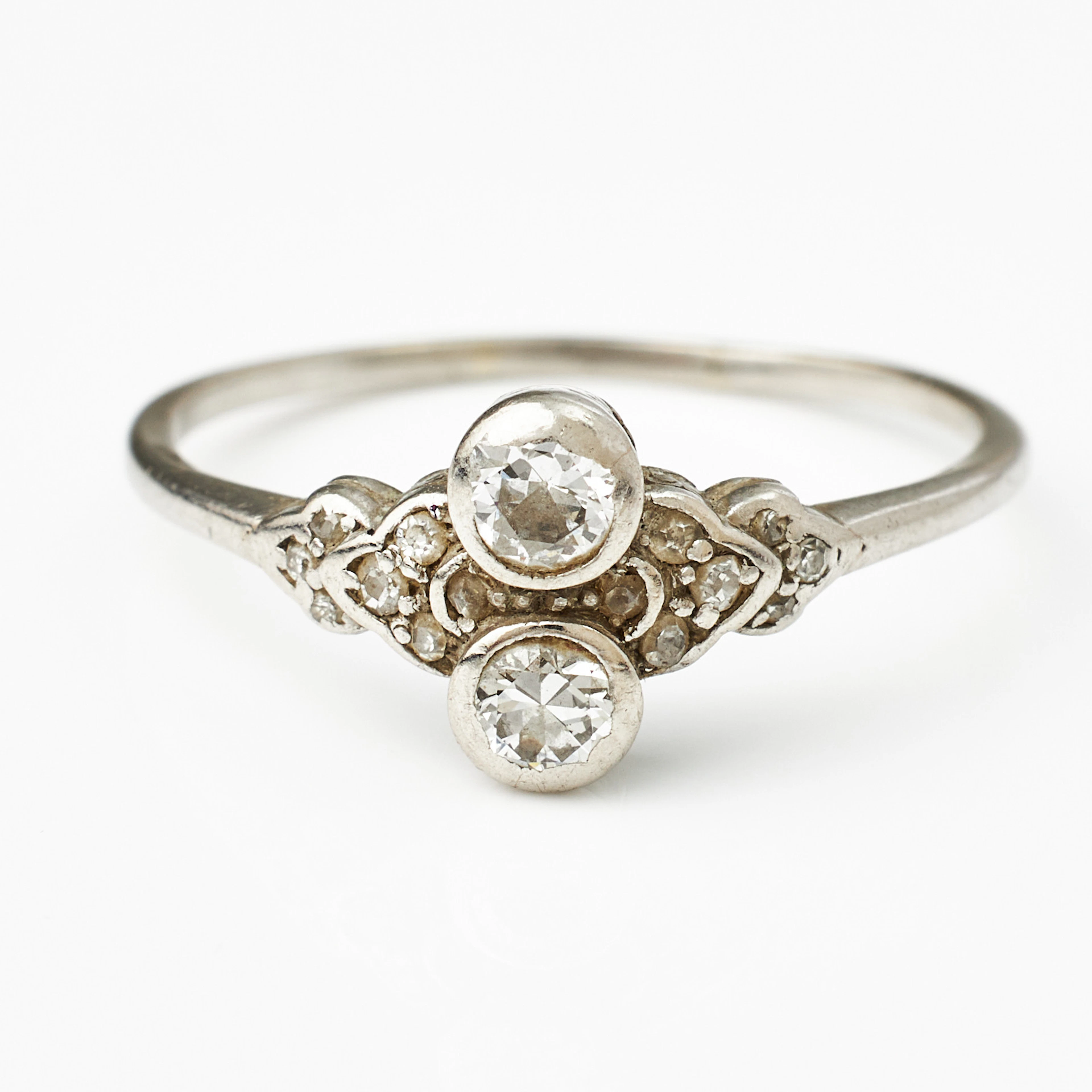 RING, platina, 2 diamanter med äldre slipning totalt ca 0,22 ct samt