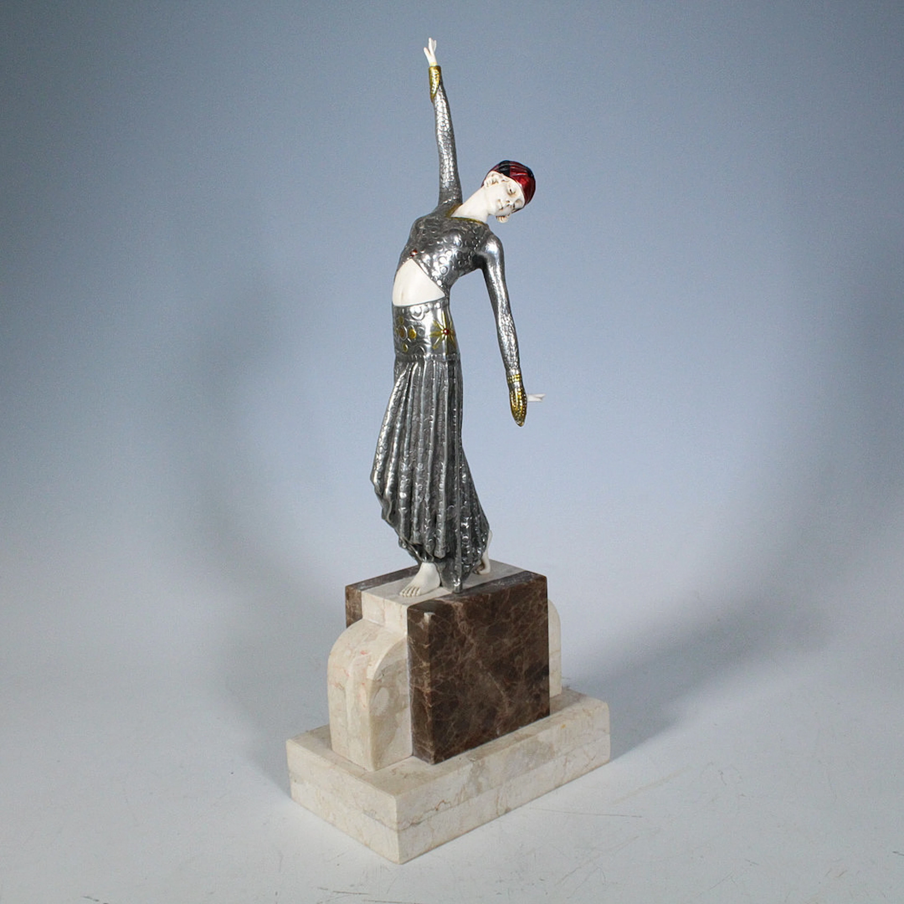 Skulptur auf Marmorsockel , '' 'Empreinte des Pieds' nach einem Entwurf