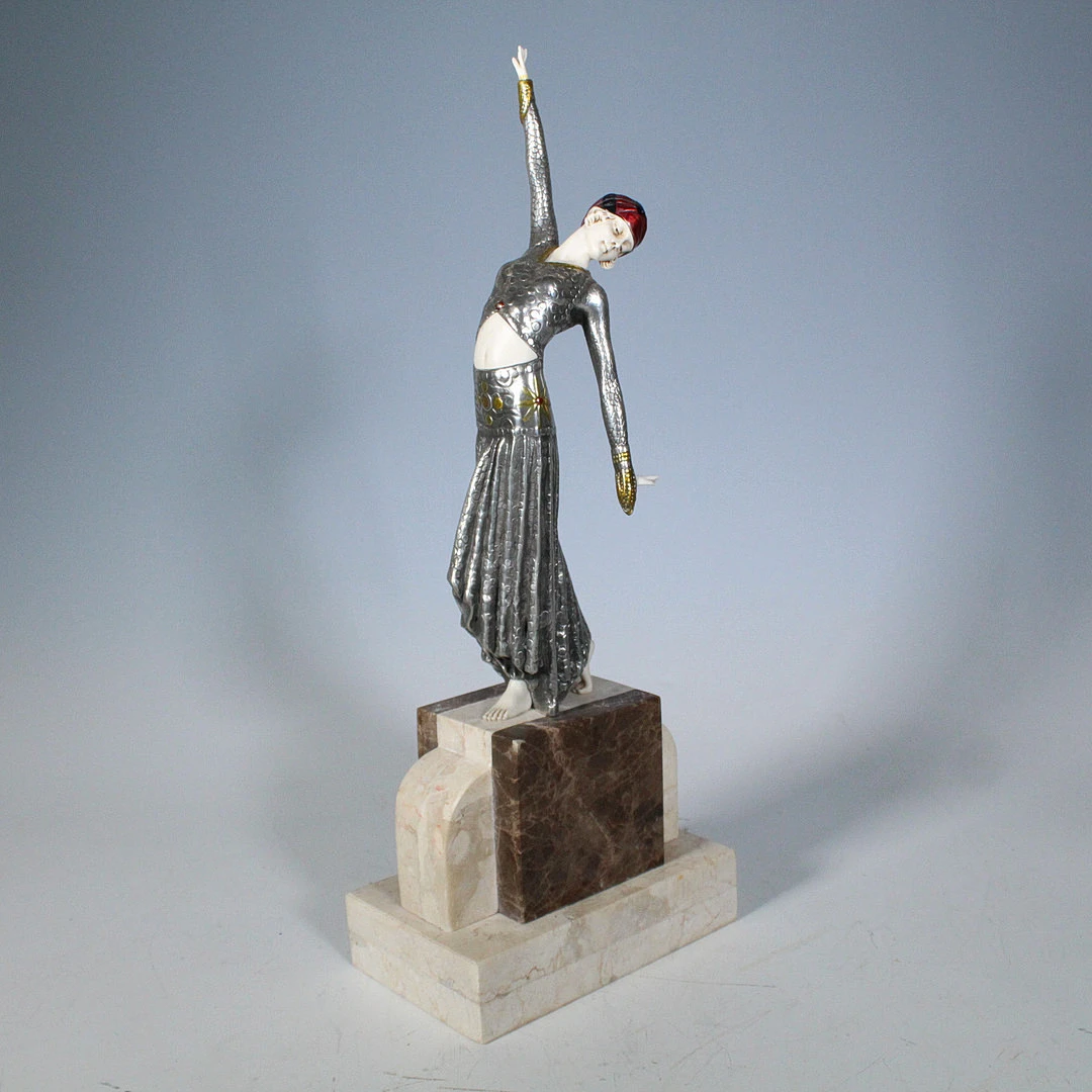 Skulptur auf Marmorsockel , '' 'Empreinte des Pieds' nach einem Entwurf