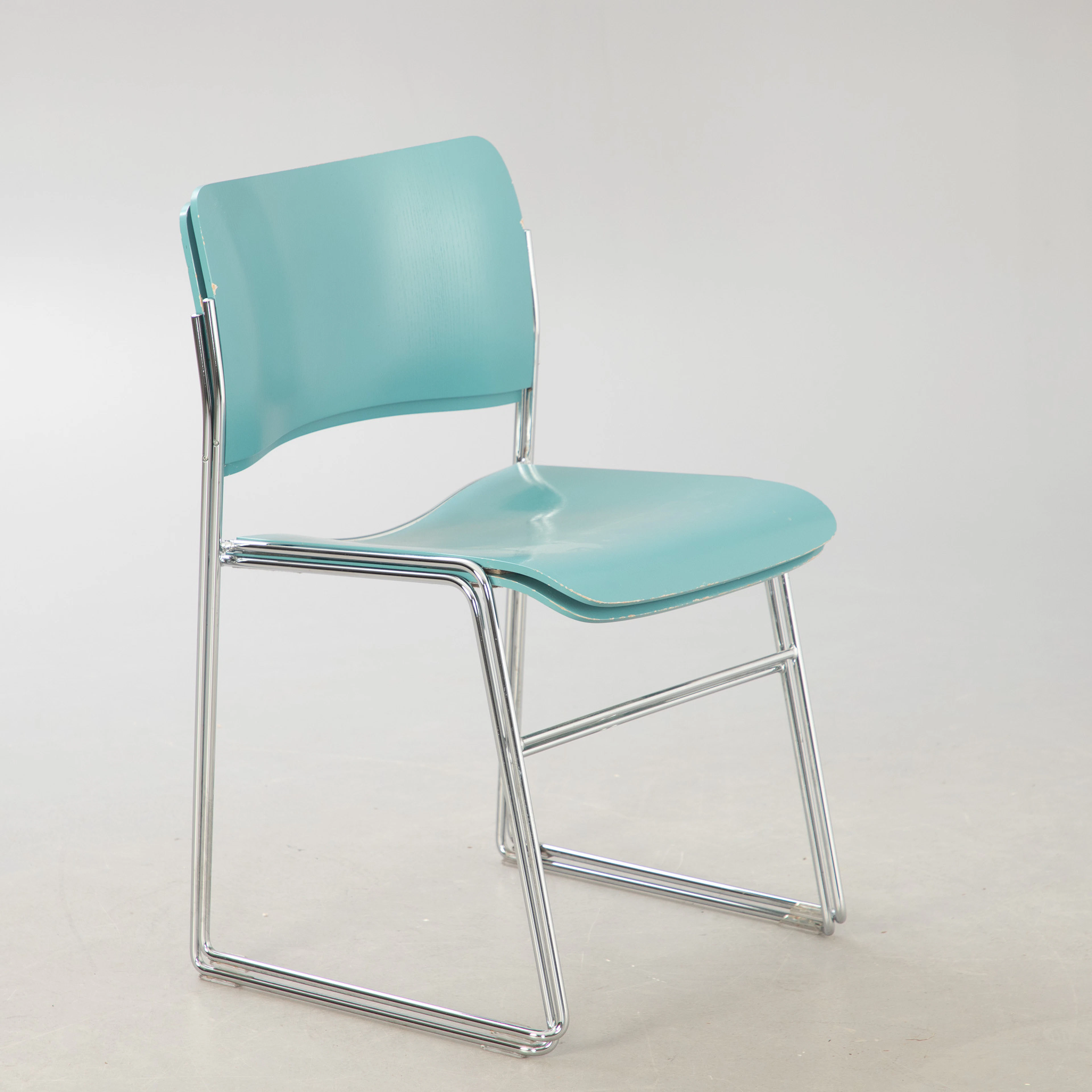 DAVID ROWLAND. Seid International, 2 Stapelstühle 40/4 (2).