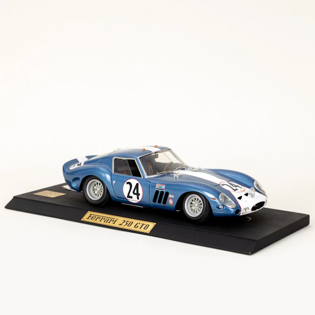 Revell 1/12, Ferrari 250 GTO #24 in blau.