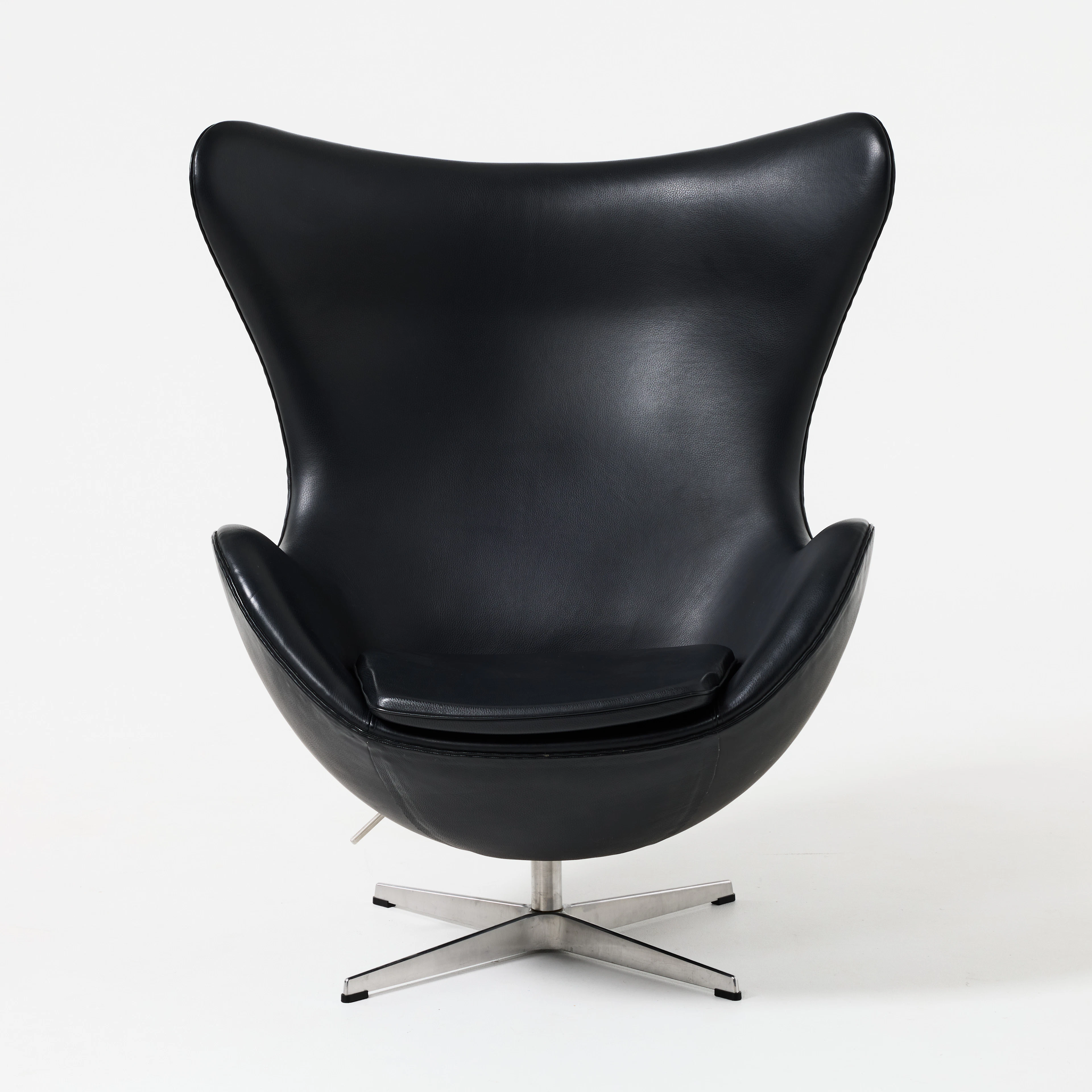ARNE JACOBSEN. "Ägget", fåtölj, Fritz Hansen, Danmark 2002, fyrdelad