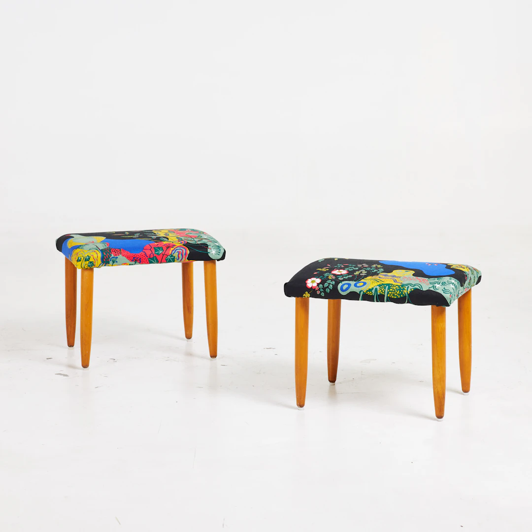 PALLAR. 1 par, klädda i textil "Anakreon" av Josef Frank för Firma