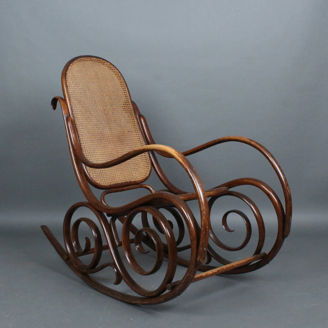 MICHAEL THONET. Schaukelstuhl, Bugholz, Wiener Geflecht, um 1900.