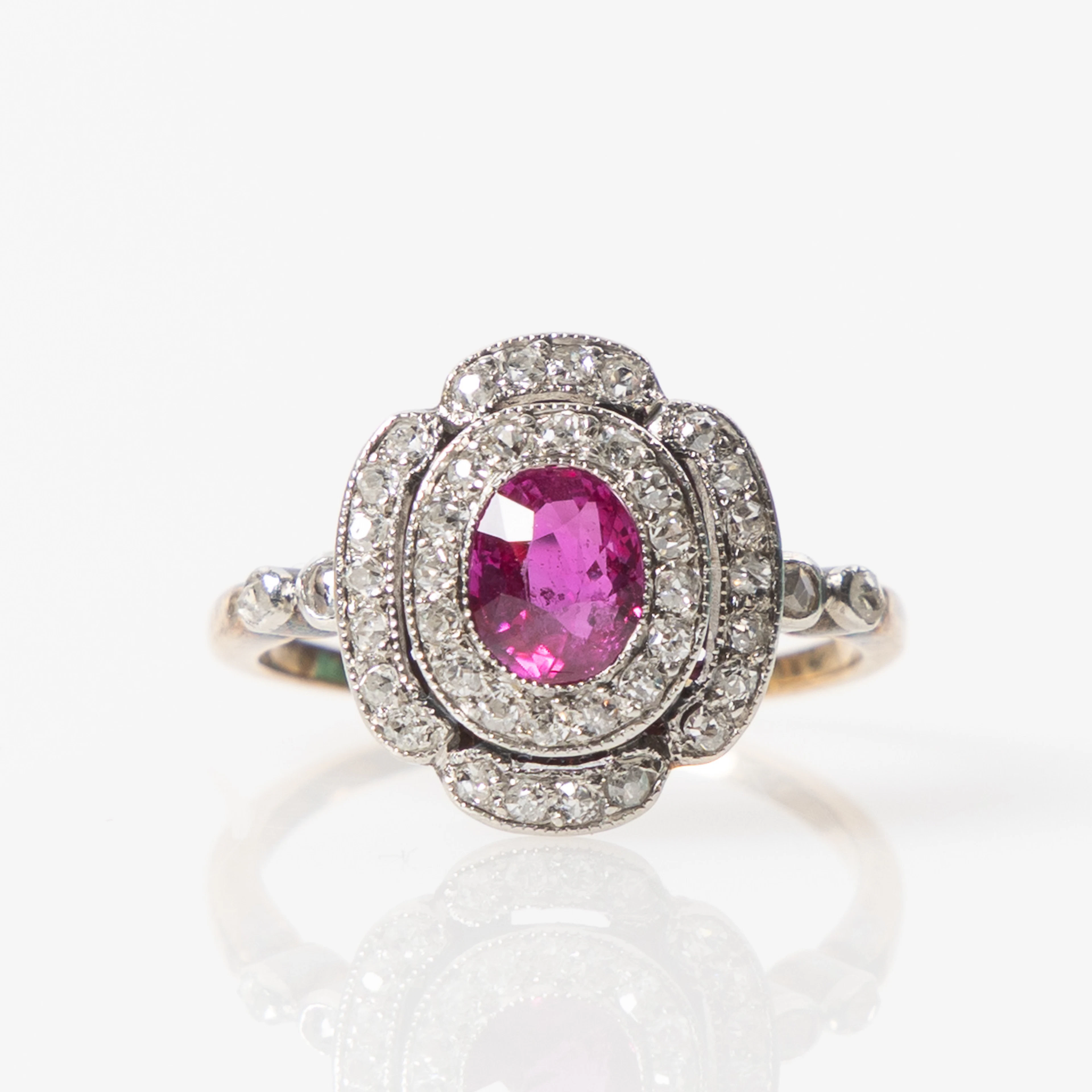 RING, 14K guld och platina med fasettslipad rubin och gammalslipade