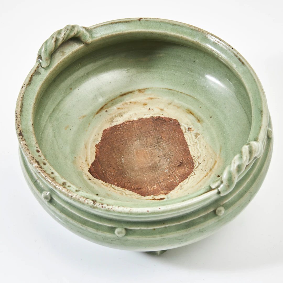 RÖKELSEKAR, stengods, Kina, Ming (1368-1644), tripod, med tvinnade