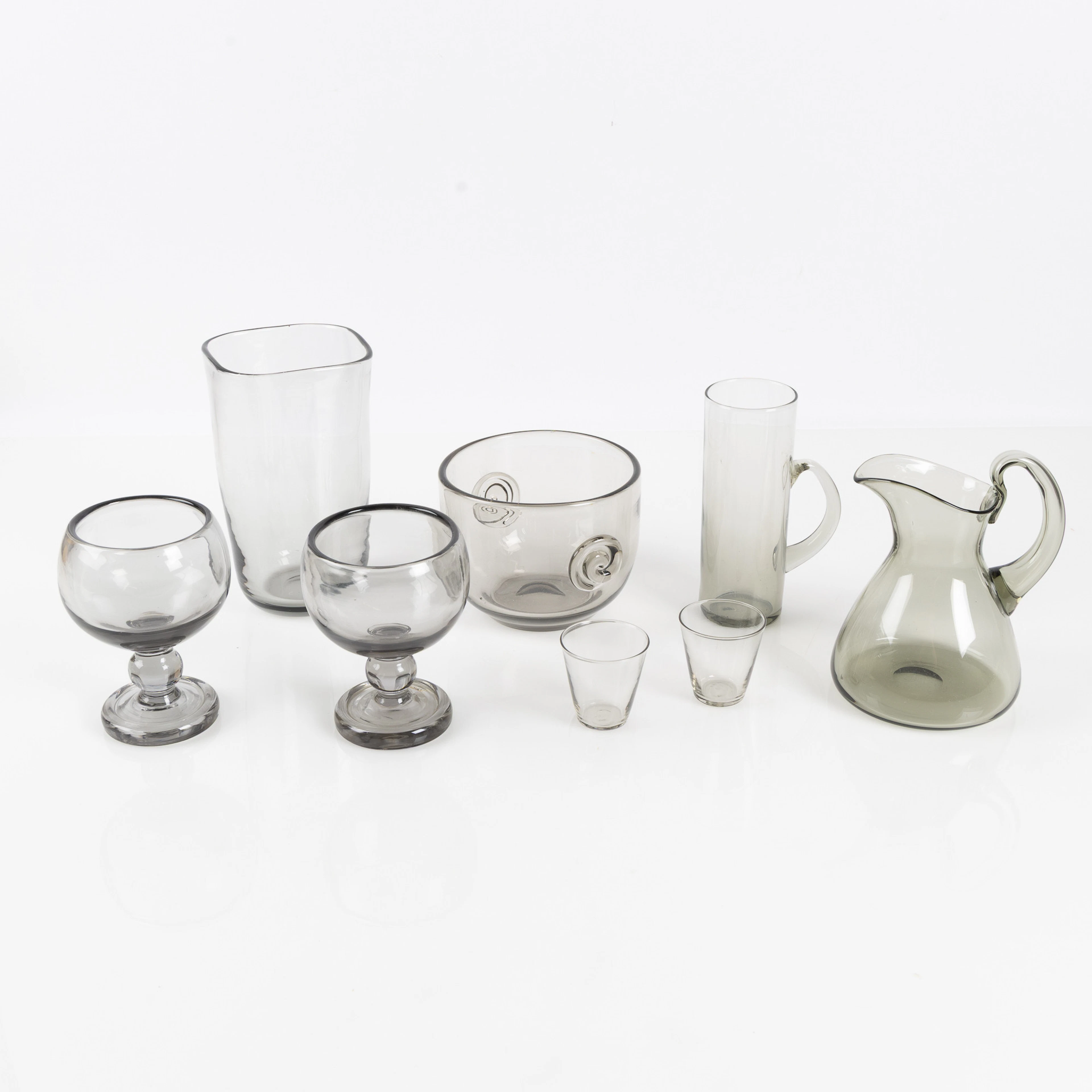 MONICA BRATT. Samling rökfärgat glas, 8 delar, Reijmyre.
