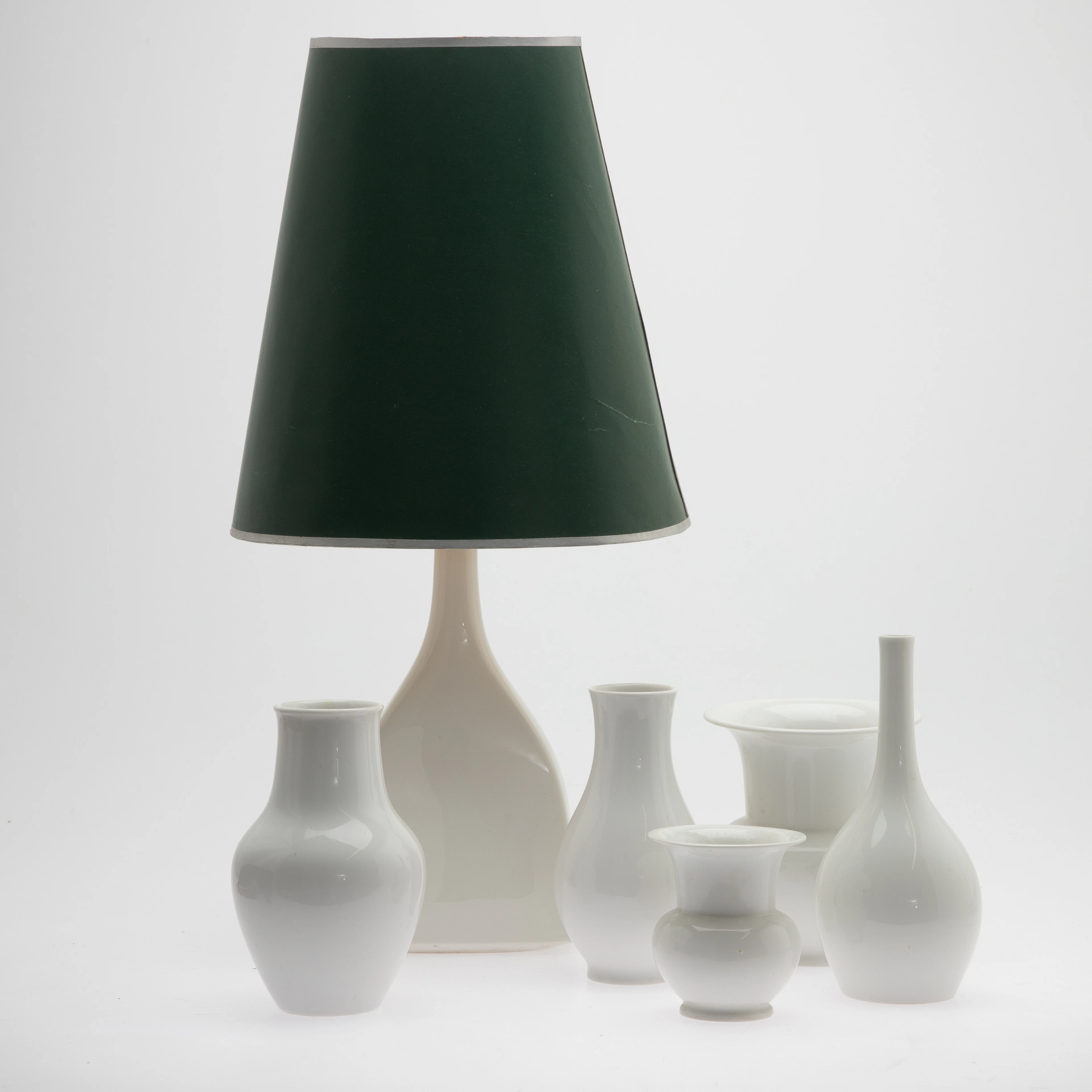 KPM kleine Sammlung: Vasen und eine Tischlampe, Berlin, 20.Jh. (6).