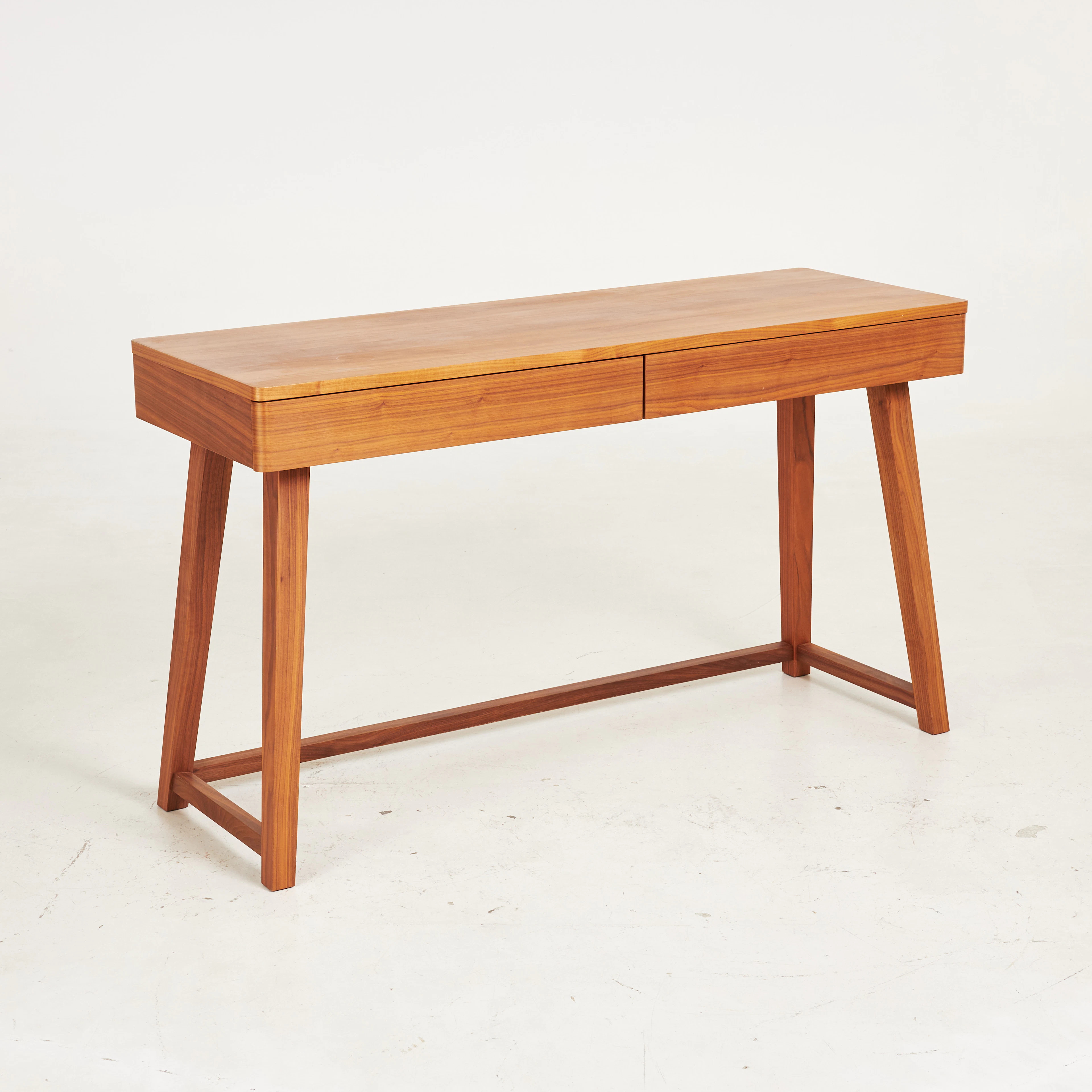 PAOLA NAVONE. Skrivbord, Gervasoni, valnöt, två utdragbara lådor, brickmärkt.