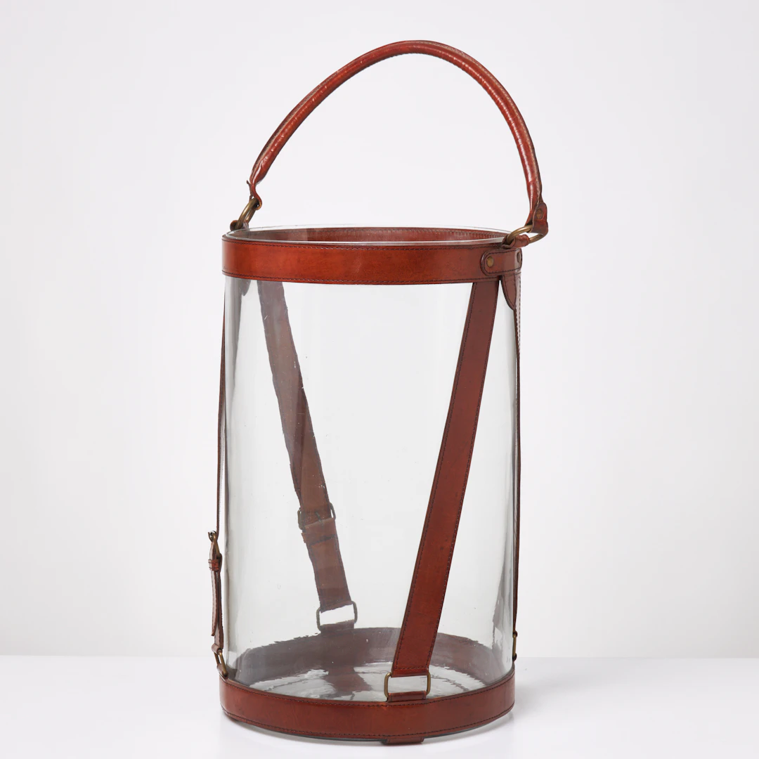 PARAPLYSTÄLL. Glas, klädd i läder i form av skärp.