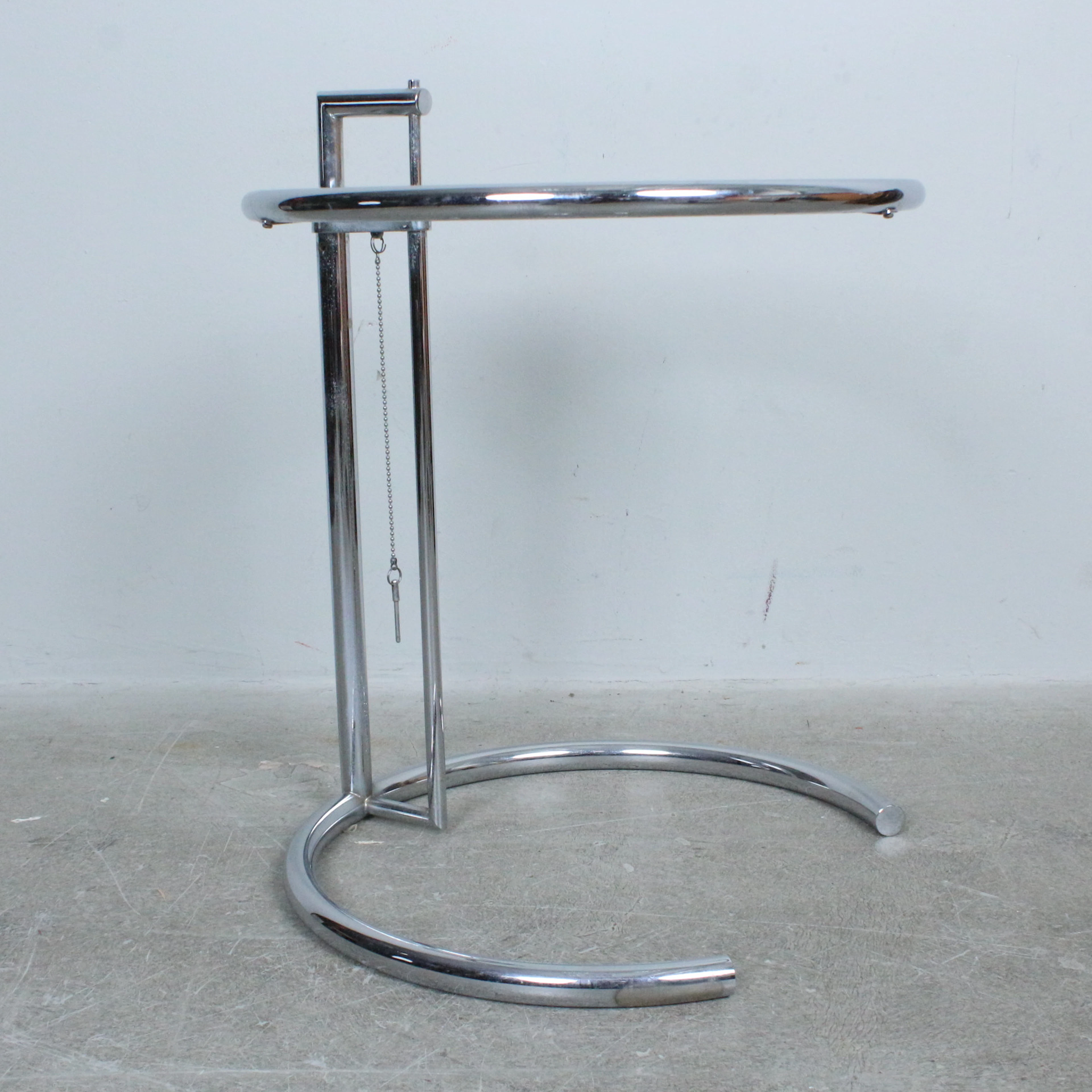 EILEEN GRAY. Eileen Gray, ClassiCon, Beistelltisch, Modell 'E 1027'