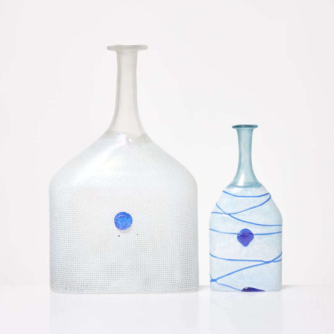 BERTIL VALLIEN. Flaskor, 2 st, glas, signerad, Kosta Boda.