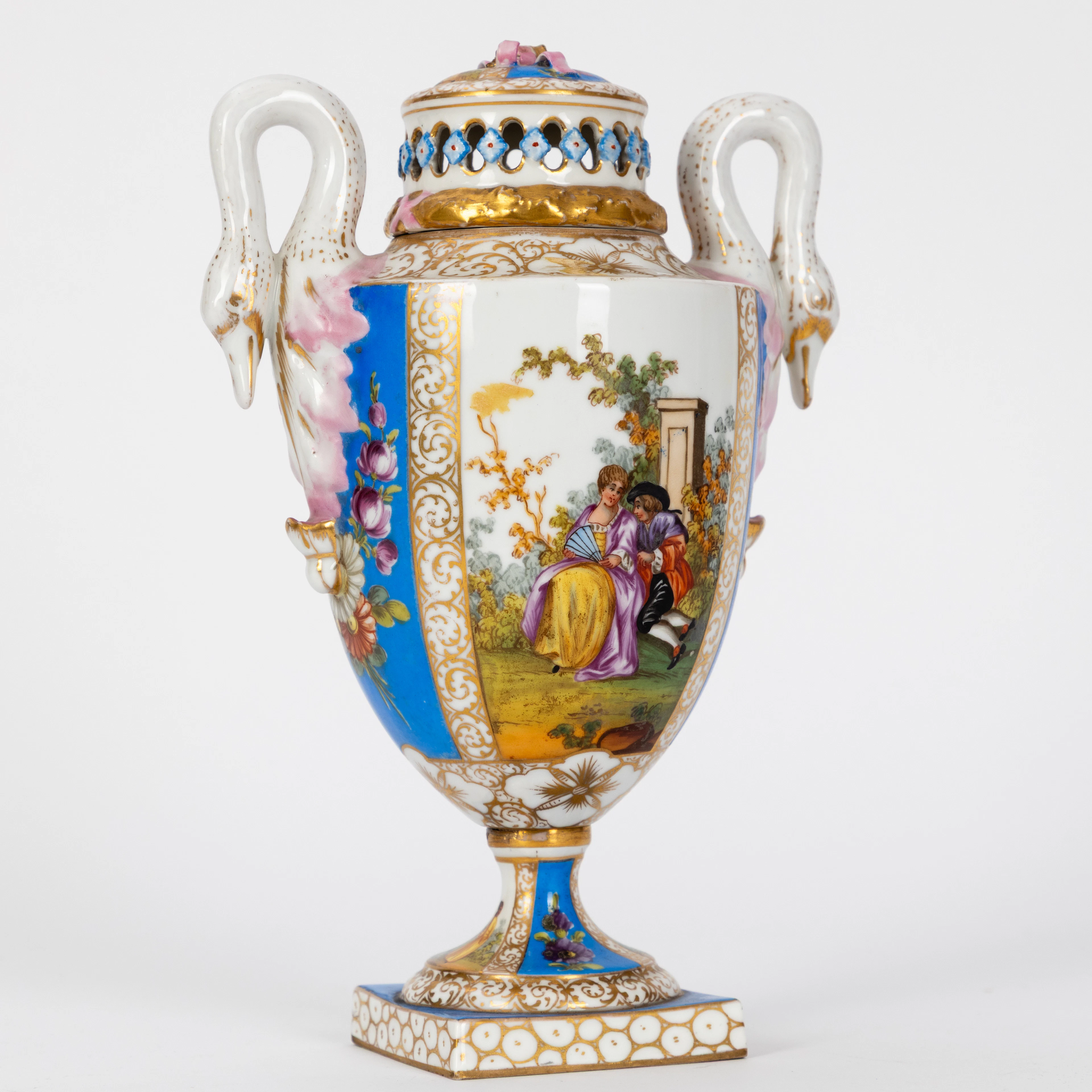 ADOLPH HAMANN. Deckelvase mit Watteau-Malerei, Dresden, um 1900.