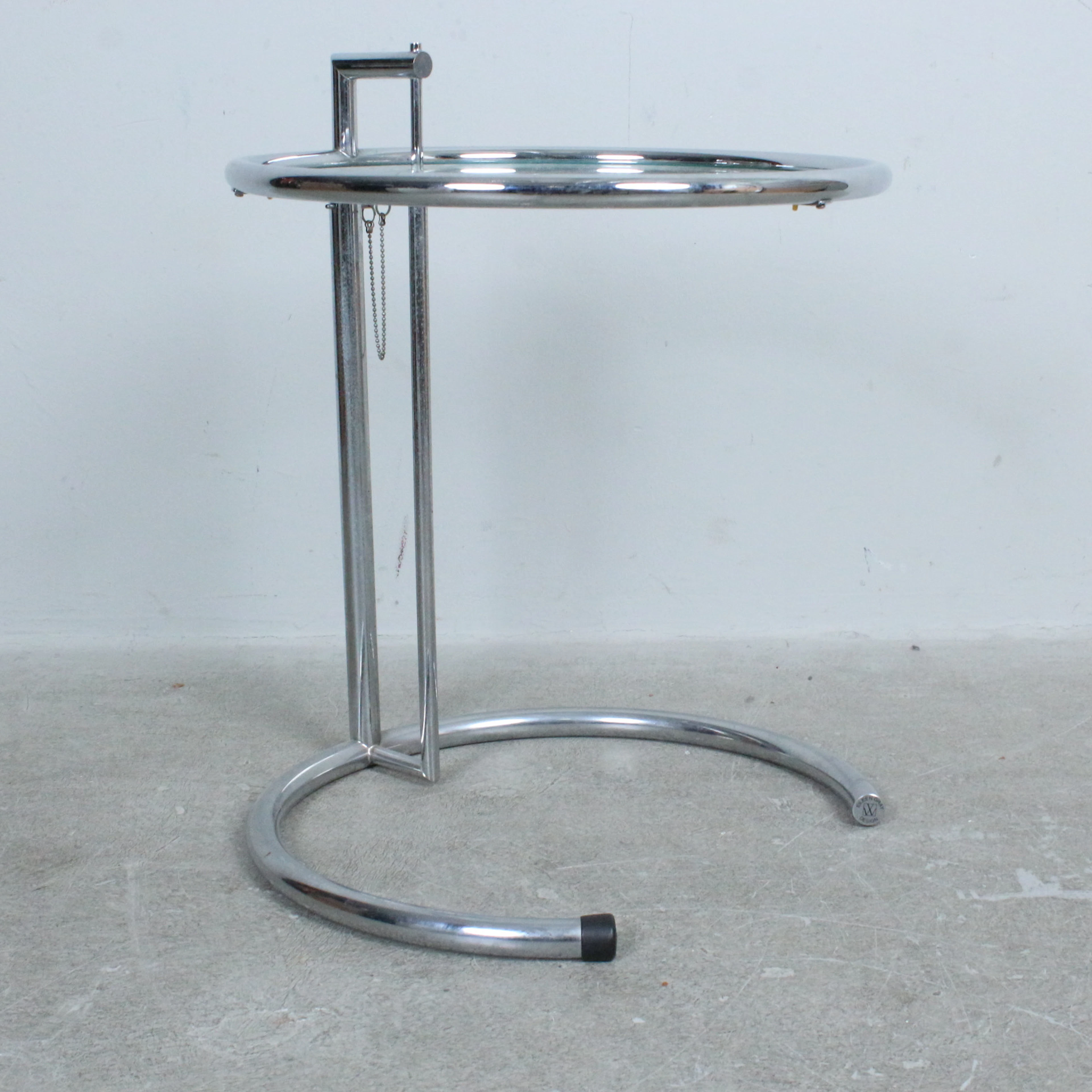 EILEEN GRAY. für Vereinte Werkstätten, München, Beistelltisch "Adjustable