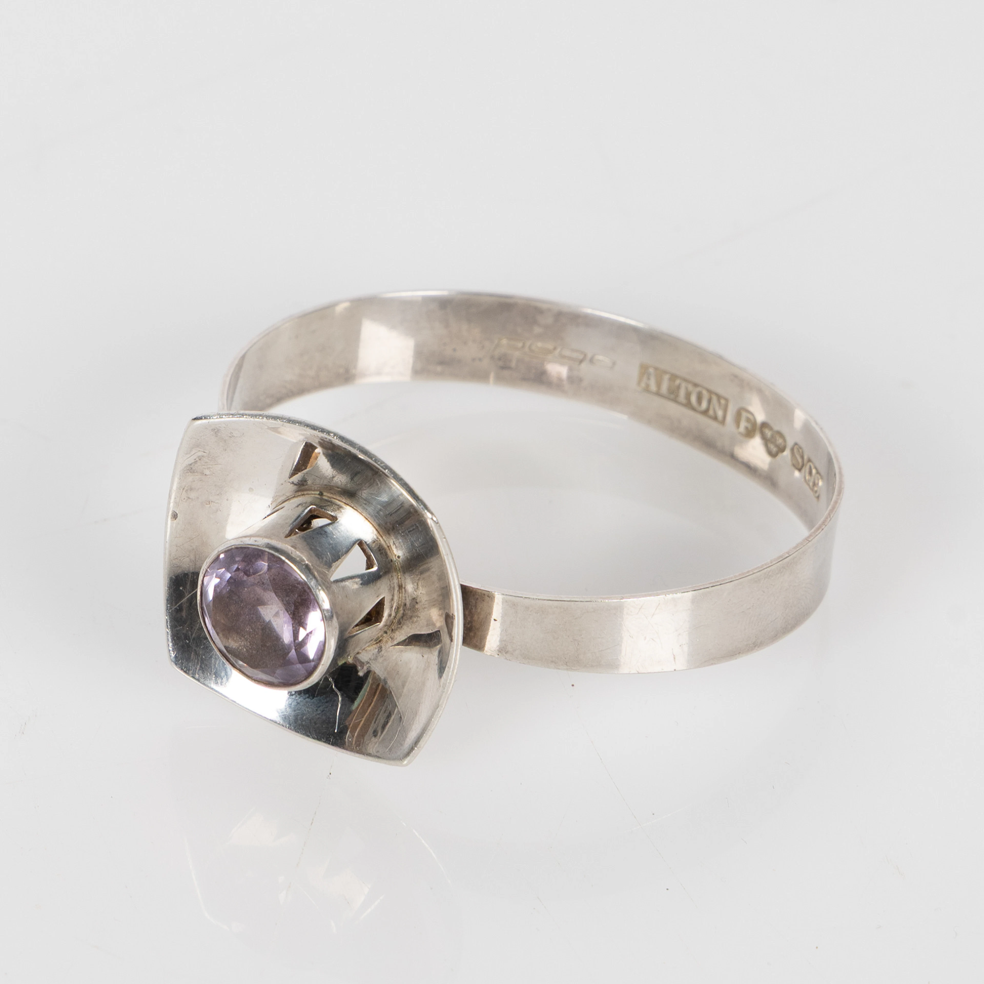KARL-ERIK PALMBERG. Armring, silver med slipad sten, Alton, Falköping 1966.