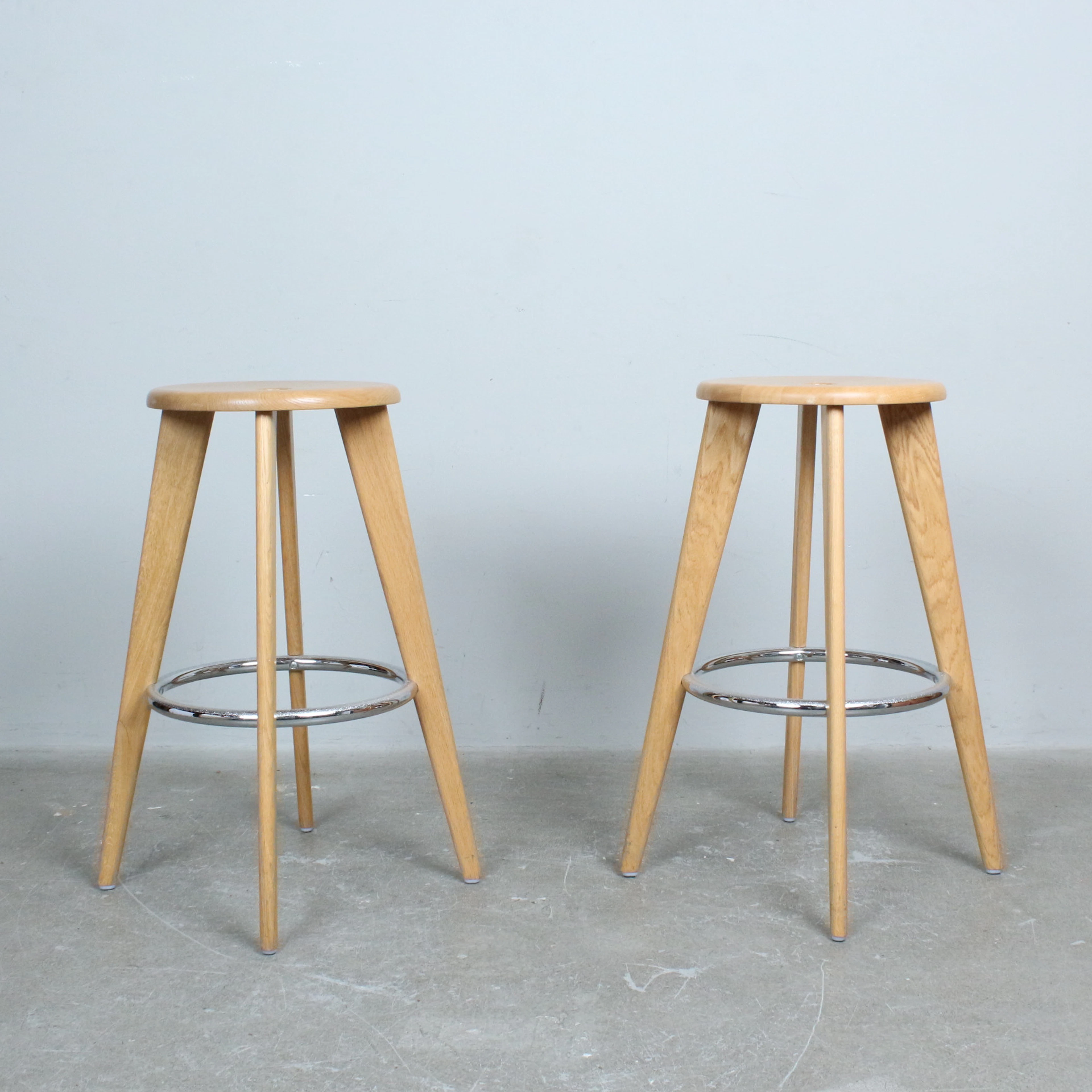 JEAN PROUVÉ. Vitra, zwei Barhocker / Barstühle, Modell 'Tabouret Haut'