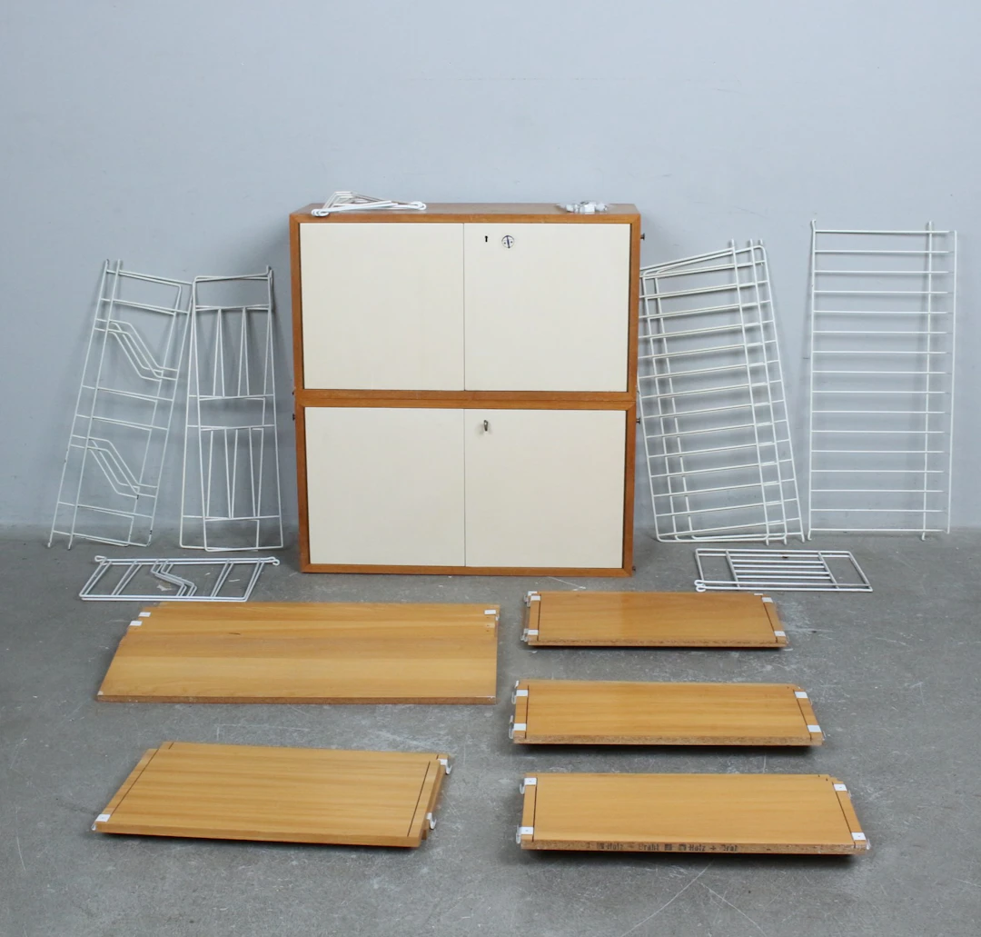 ILS UND KAJSA STRINNING. Modulares Regalsystem "String", 1960er.