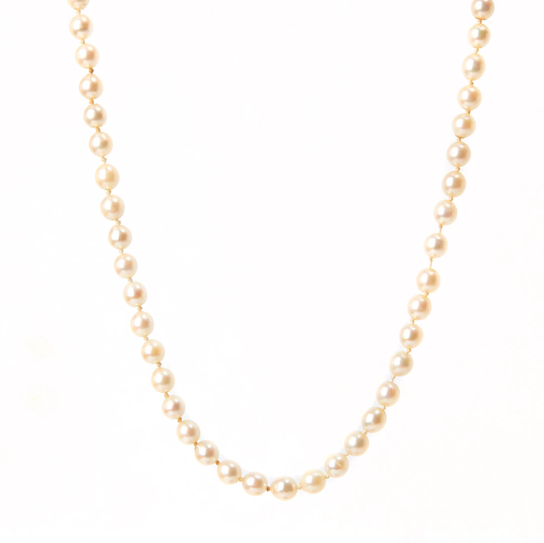 COLLIER, odlade pärlor med lås i 18K guld.