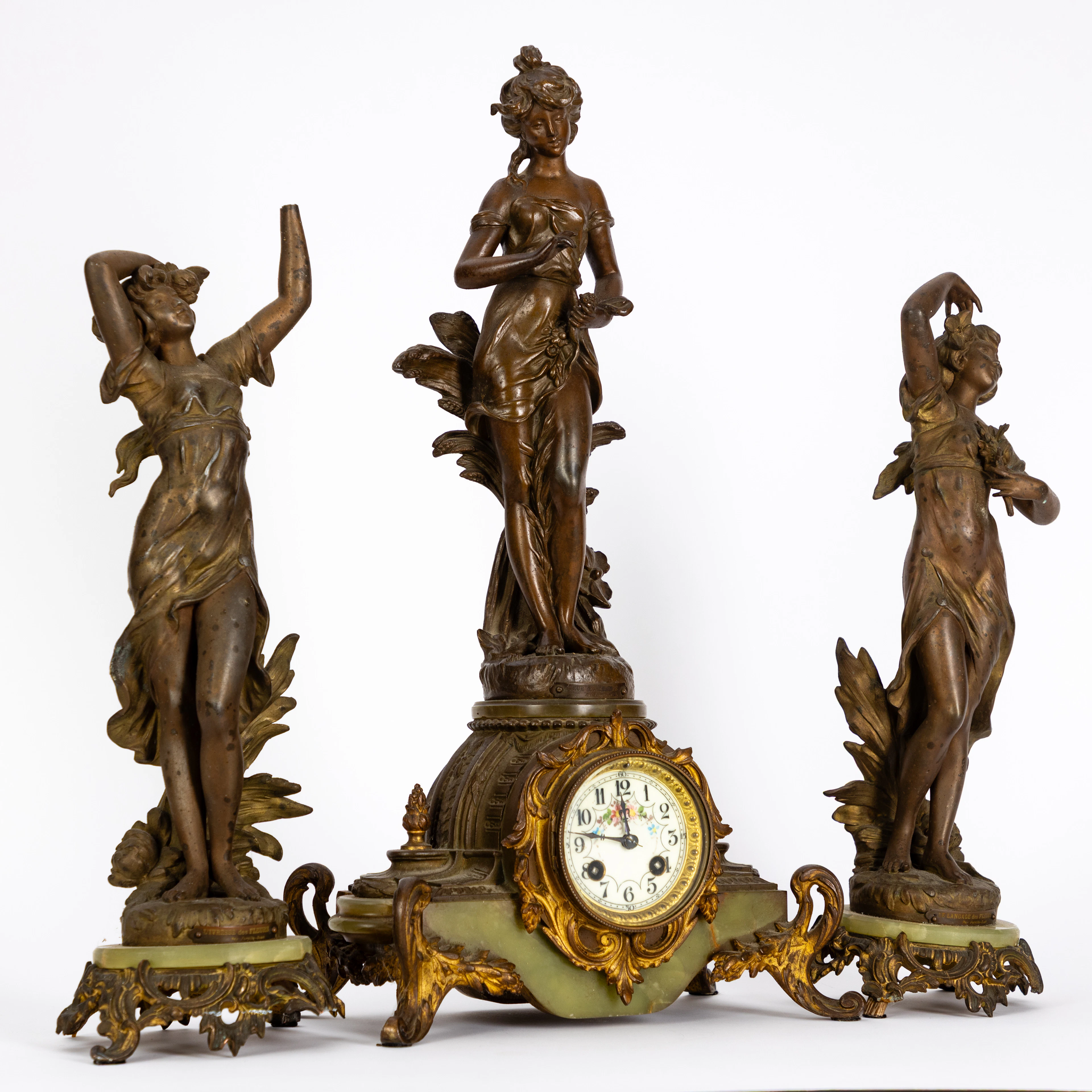 Jugendstilpendule mit begleitenden Statuetten, Frankreich, um 1900 (3).