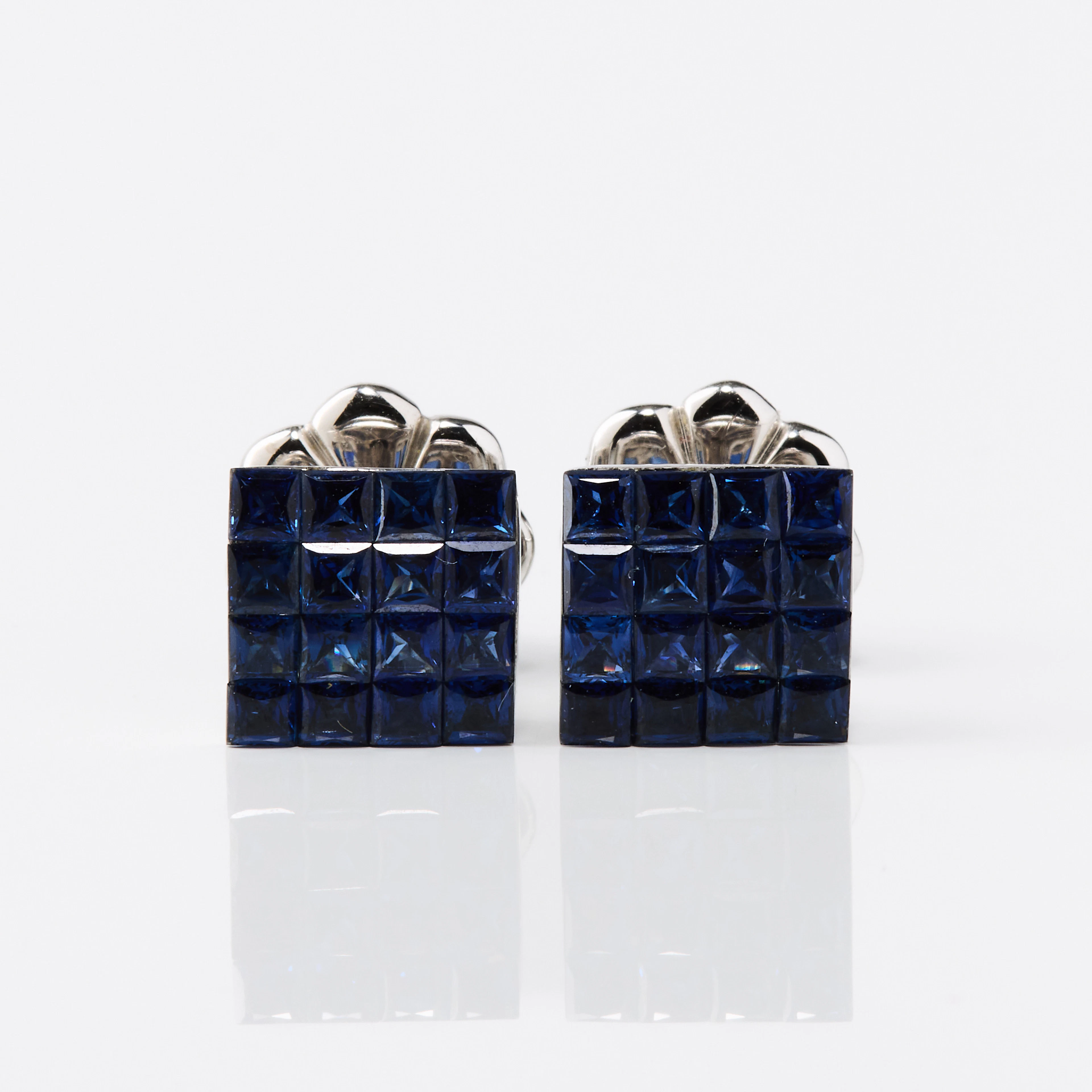 ÖRHÄNGEN, ett par, 18K vitguld med safirer, Susannah Lovis Jewellers, London.