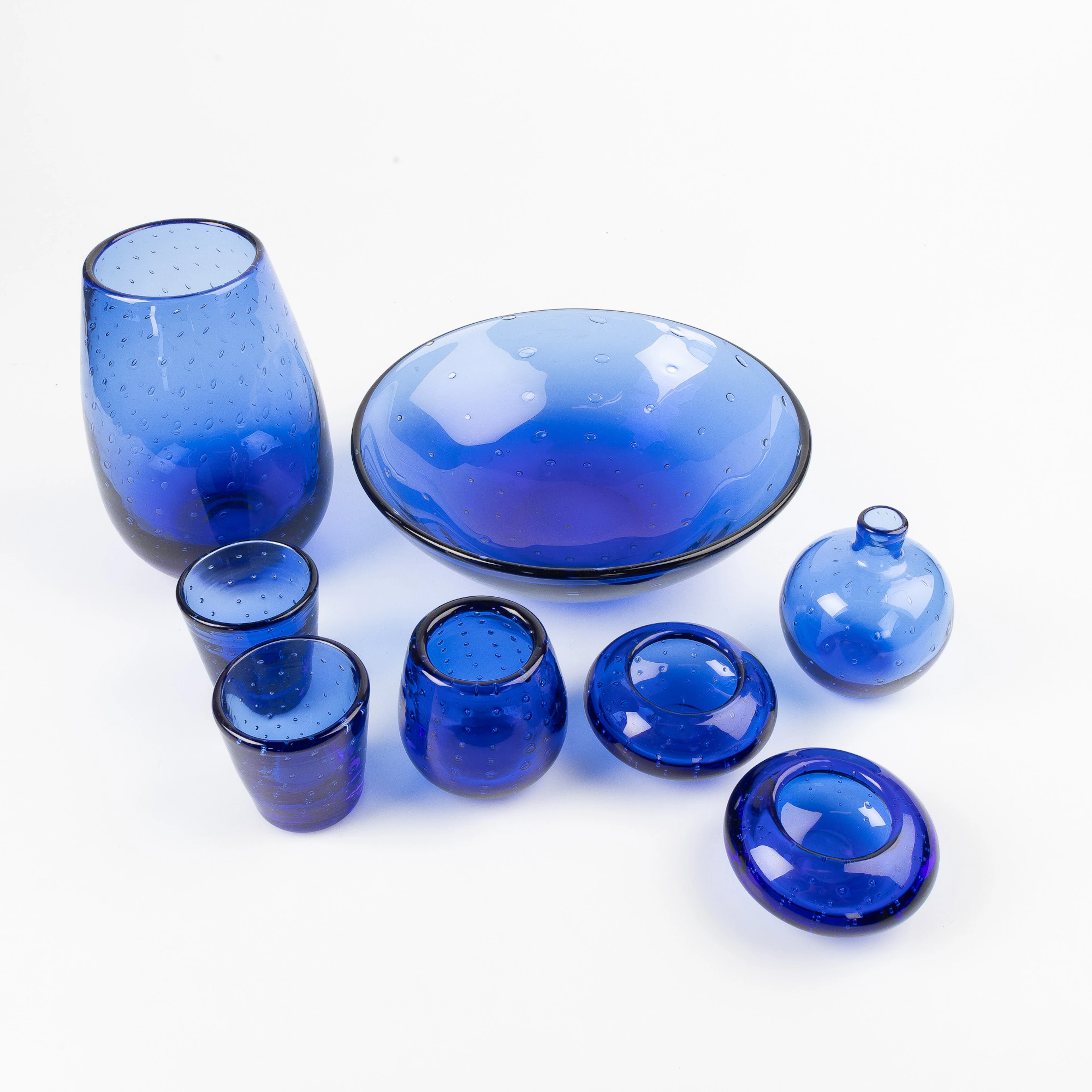 MONICA BRATT. Samling blått glas med luftbubblor, 8 delar, Reijmyre Glasbruk.